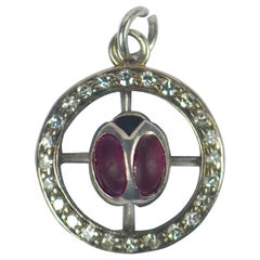 Pendentif breloque coccinelle en or blanc avec rubis et diamants