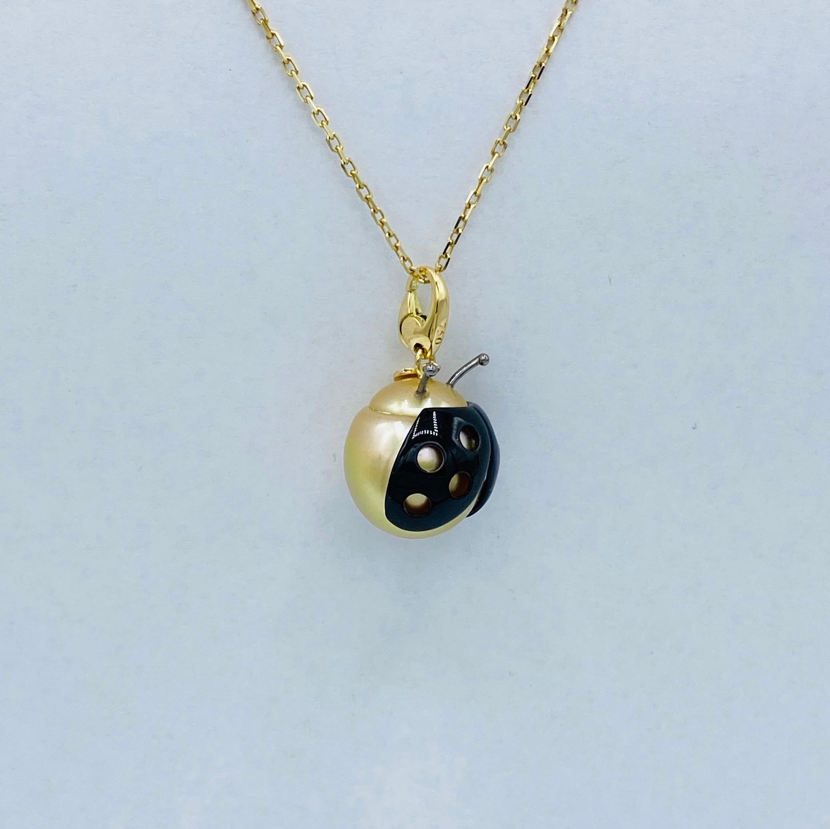 Ladybug/Ladybird 18 Kt Red White Gold Australian Pearl Pendant Necklace Made in Italy
A very beautiful and big gold Australian pearl has been carefully crafted to make a ladybug, It is often used as a lucky pendant.   

Its wings are in white gold