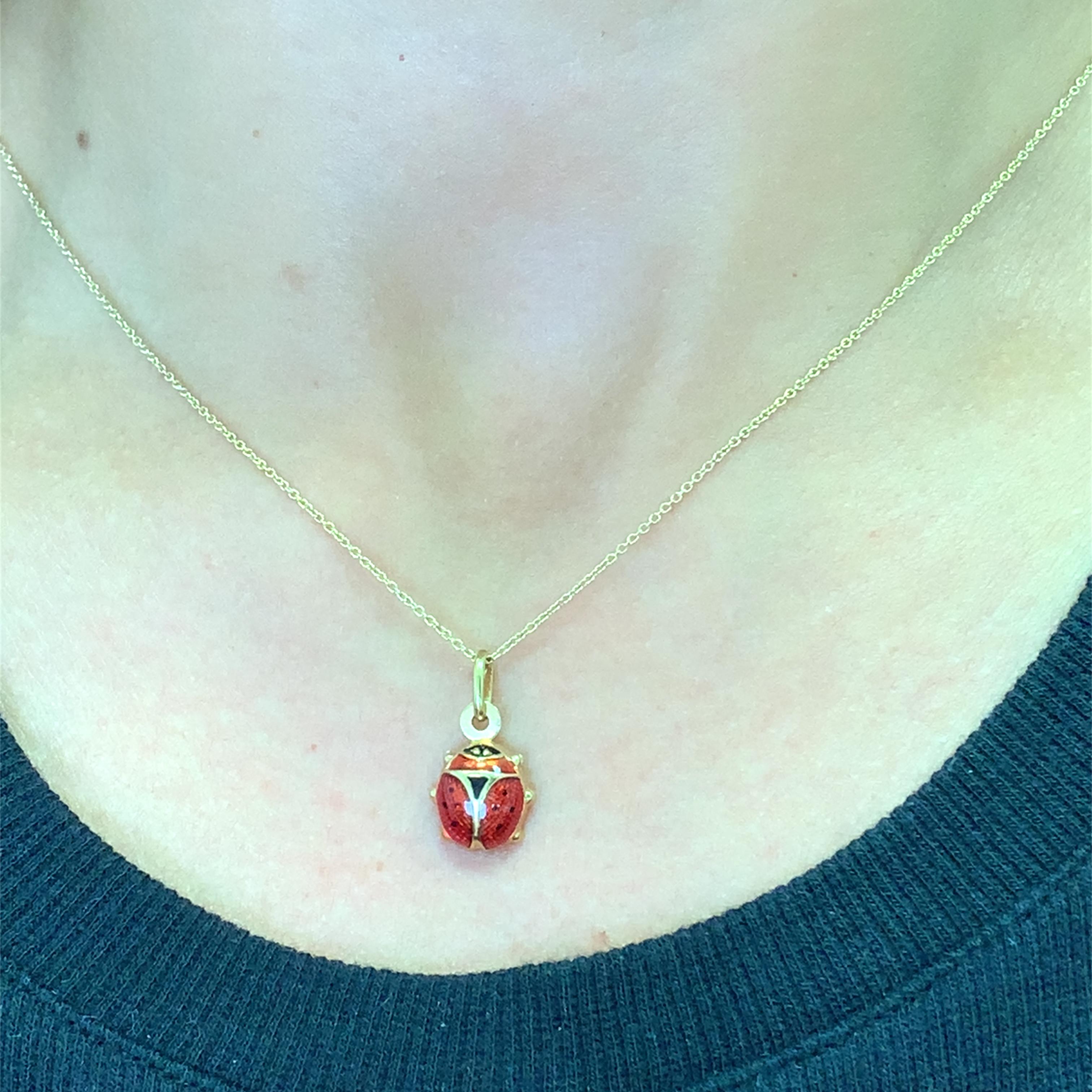 Abbraccia il fascino di questo delizioso ciondolo a forma di coccinella. Realizzato con maestria in oro giallo brillante, presenta un ciondolo a forma di coccinella in smalto rosso. La sua tonalità rossa si irradia contro il metallo, dando un tocco
