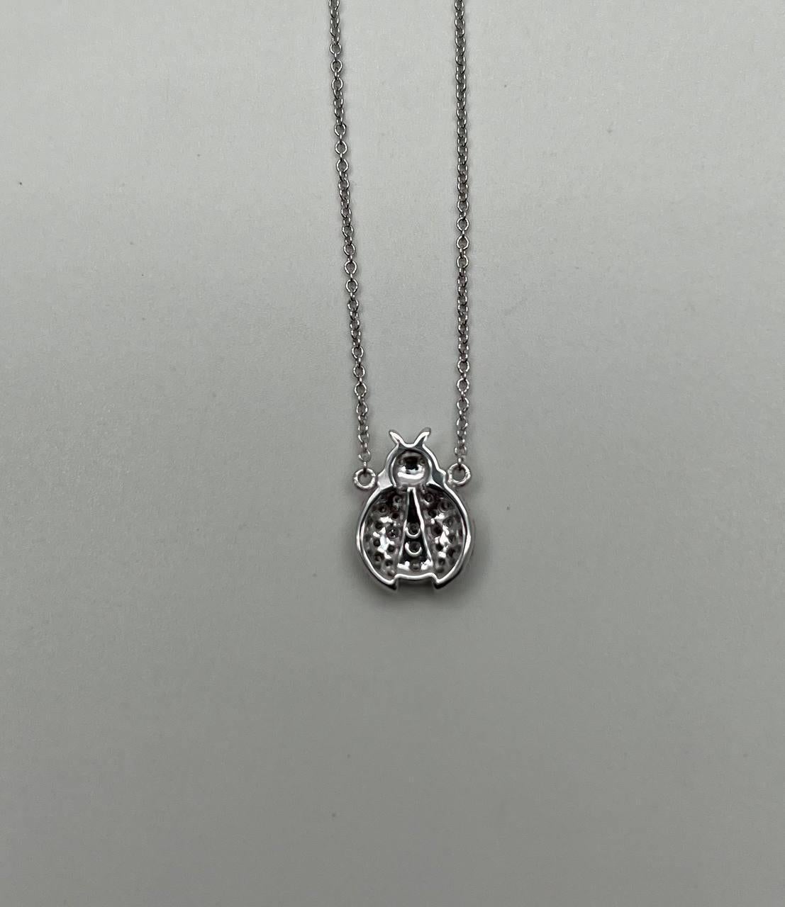 Collar Colgante Cadena Oro Blanco 18K Símbolo Mariquita Halo Diamantes Corte mixto en venta
