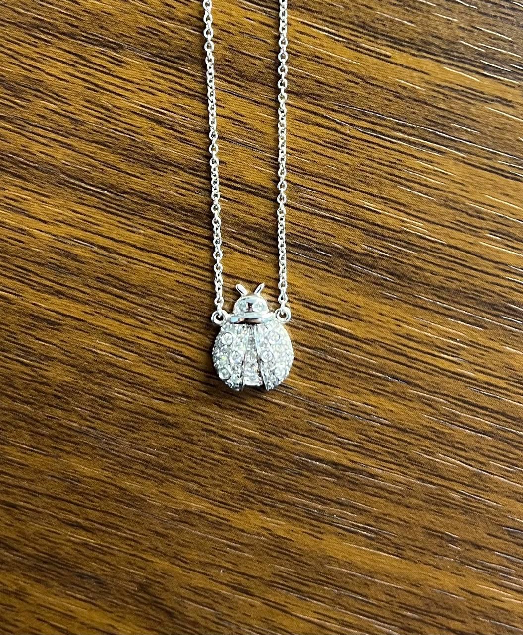 De las mujeres Collar Colgante Cadena Oro Blanco 18K Símbolo Mariquita Halo Diamantes en venta