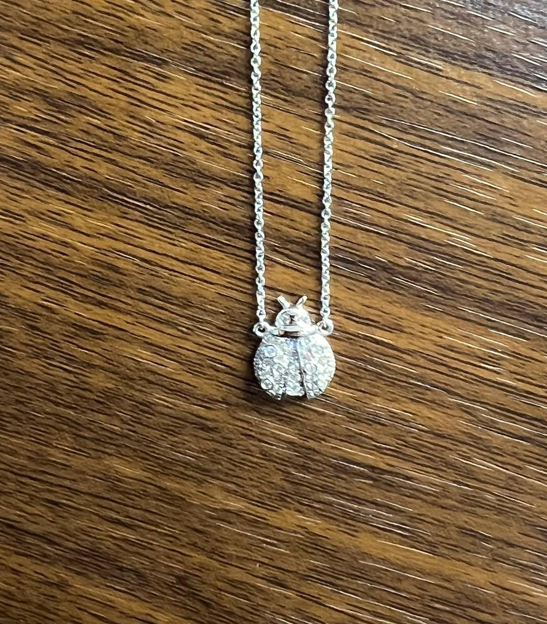 Collar Colgante Cadena Oro Blanco 18K Símbolo Mariquita Halo Diamantes en venta 1