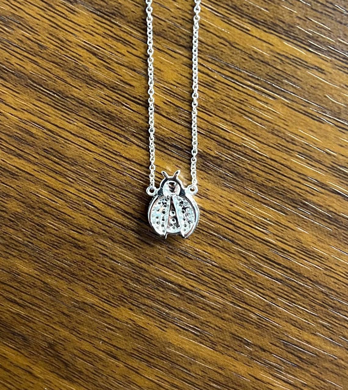 Collar Colgante Cadena Oro Blanco 18K Símbolo Mariquita Halo Diamantes en venta 2
