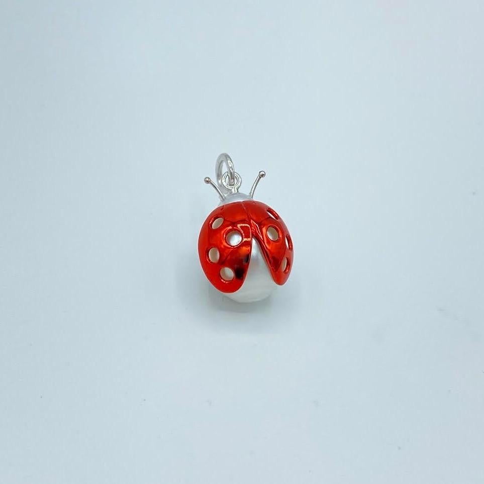 Ladybug/Ladybird 18 Kt Red White Gold Australian Pearl Pendant Necklace Made in Italy
A very beautiful Australian pearl has been carefully crafted to make a ladybug, It is often used as a lucky pendant.   

Its wings are in red gold with a special