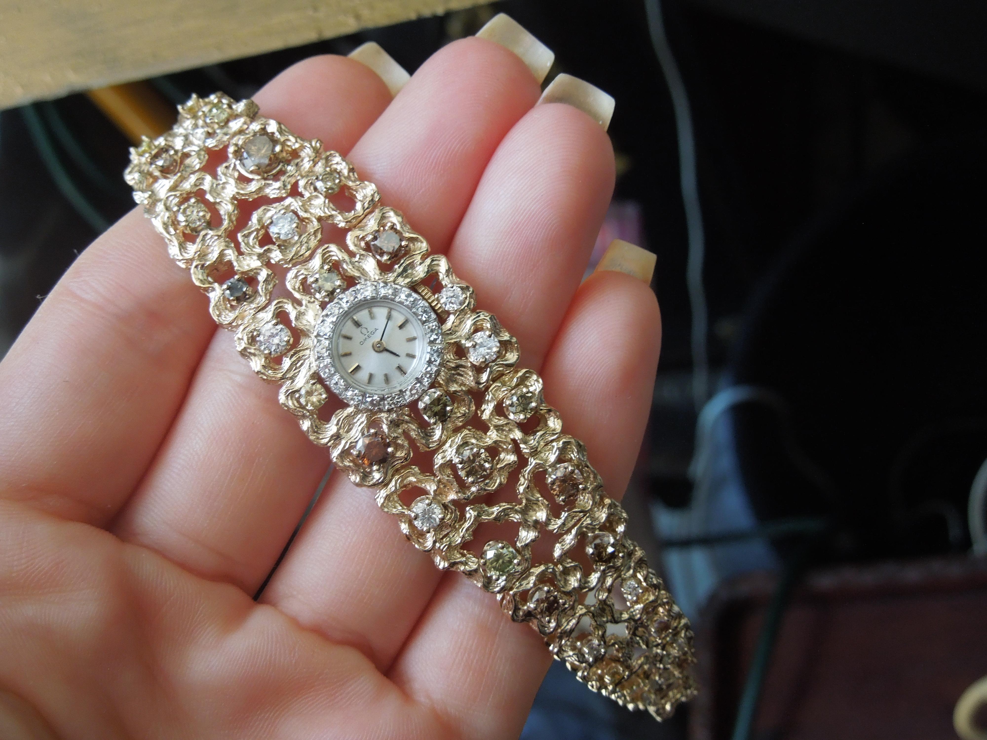 Montre habillée Omega en diamants fantaisie 14 carats pour femme Pour femmes en vente