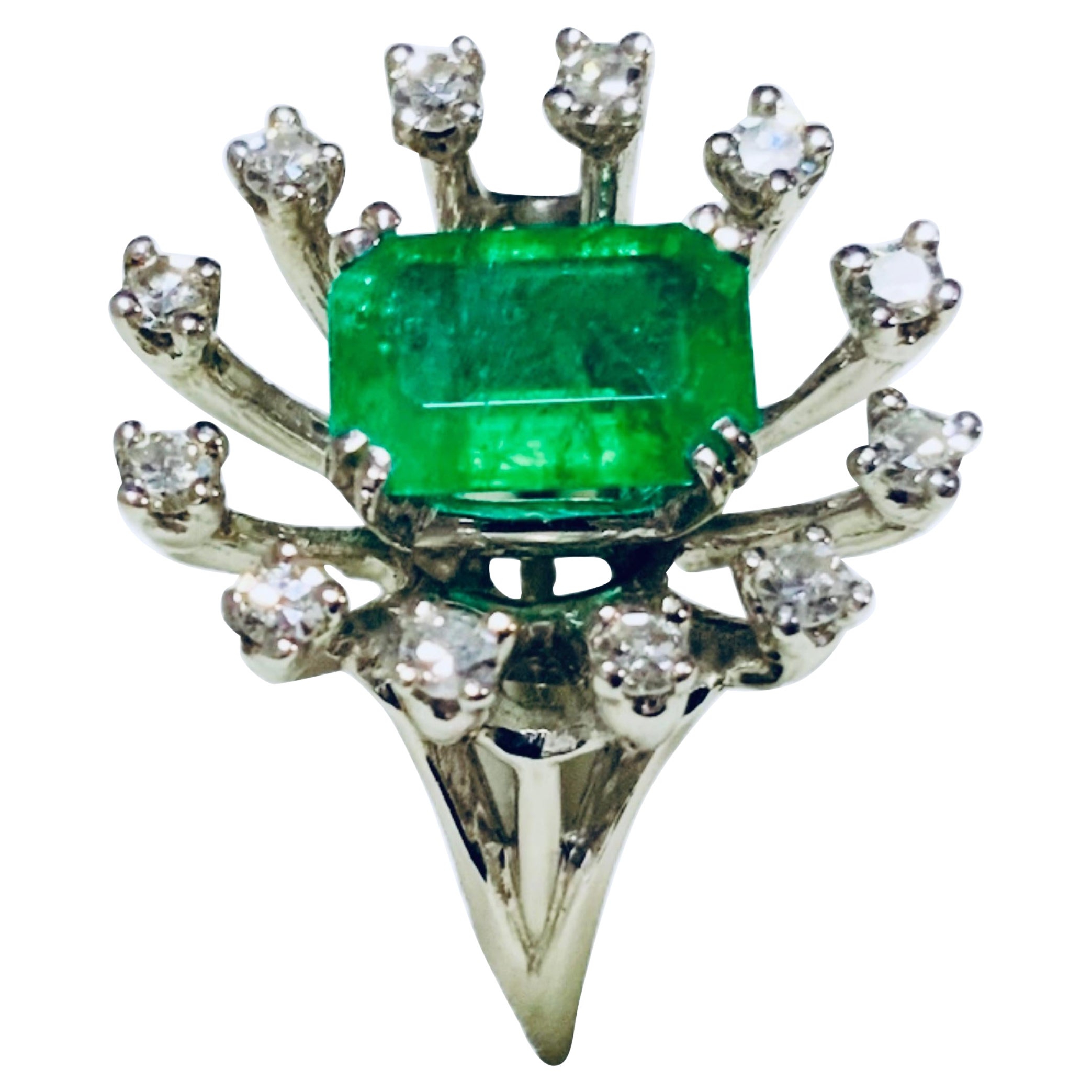 Dies ist eine Lady's 14K Weißgold Smaragd und Diamanten Ring. Er zeigt einen Smaragd im Smaragdschliff (8,4 x 6,1 x 3,66 mm; Farbe - lebhaftes grünliches Blau, Reinheit - natürlicher Garteneinschluss, Typ - Beryll/Smaragd und Gewicht - 1,27 Karat)