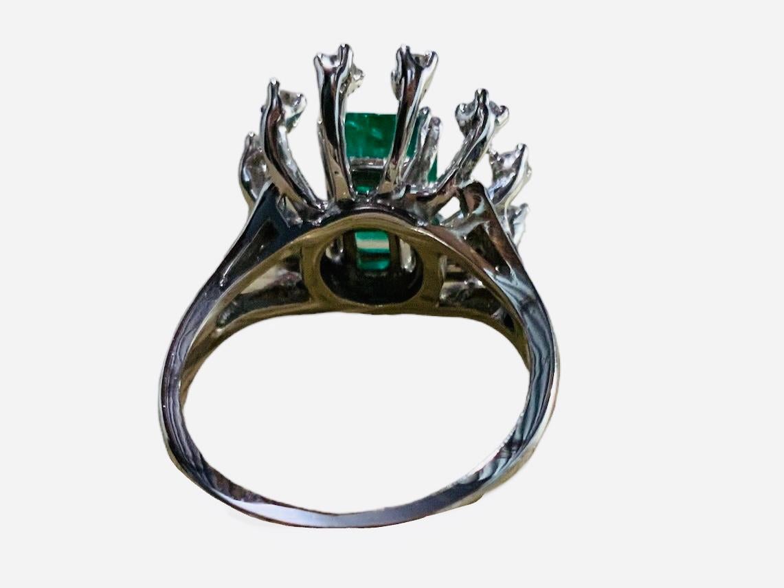 Lady’s 14K White Gold Emerald And Diamonds Ring In Good Condition For Sale In Guaynabo, PR