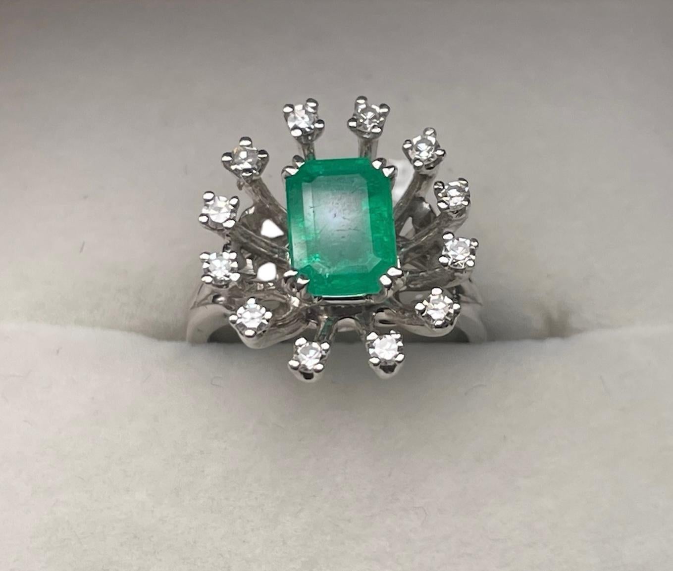 Damenring 14K Weißgold Smaragd und Diamanten im Angebot 4