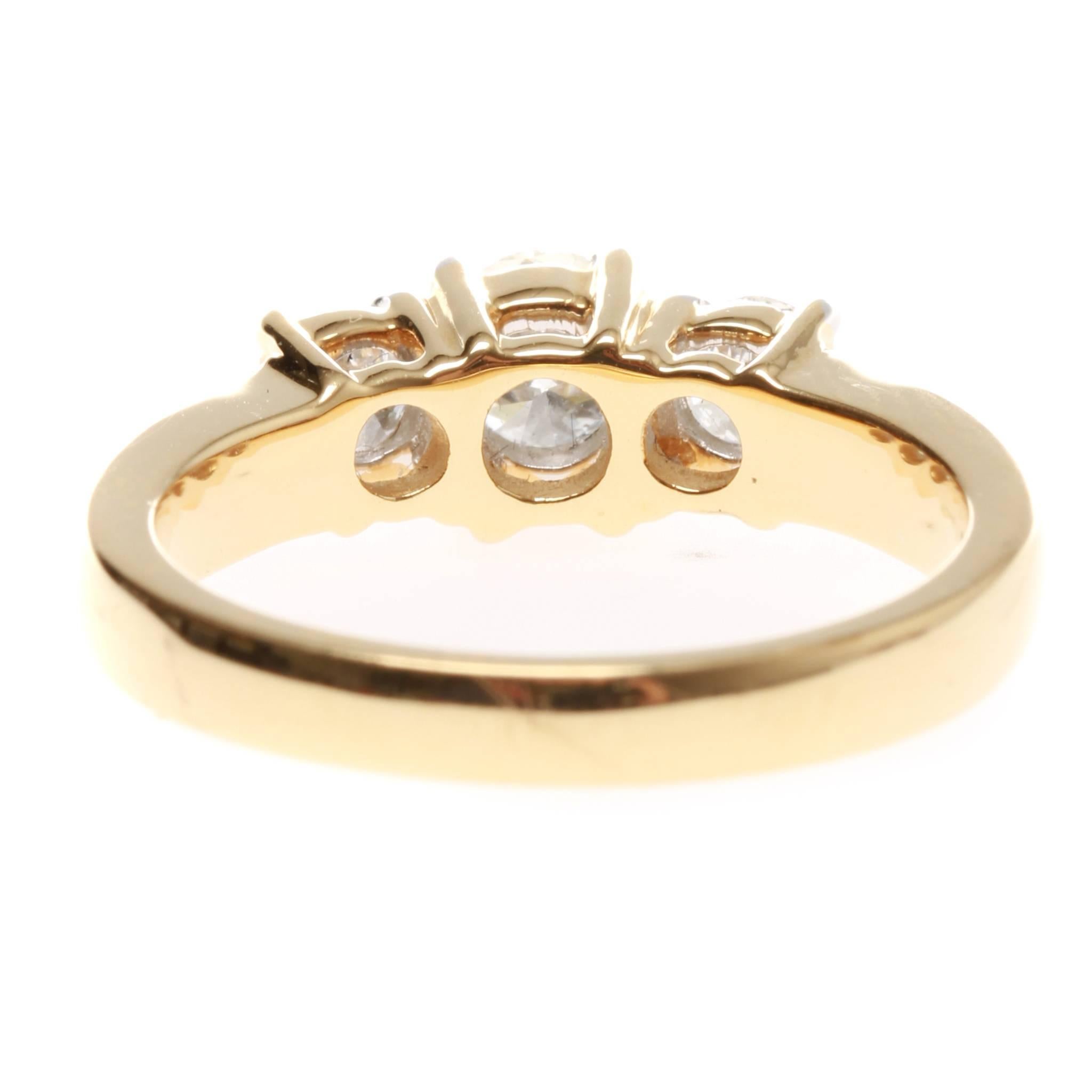 Round Cut Lady's 18ct yellow gold diamond ring For Sale