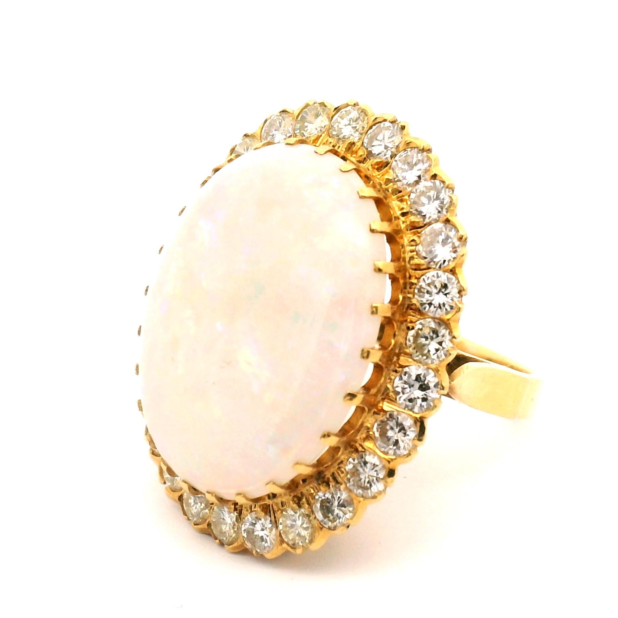 Opale bianco ovale di circa 6,95 ct. con 26 diamanti rotondi taglio brillante incastonati intorno all'opale. 

Peso del diamante circa 2,00cttw.
Il grado di chiarezza è SI1
Il grado di colore è H. I.
Oro giallo 18Kt 
10 grammi