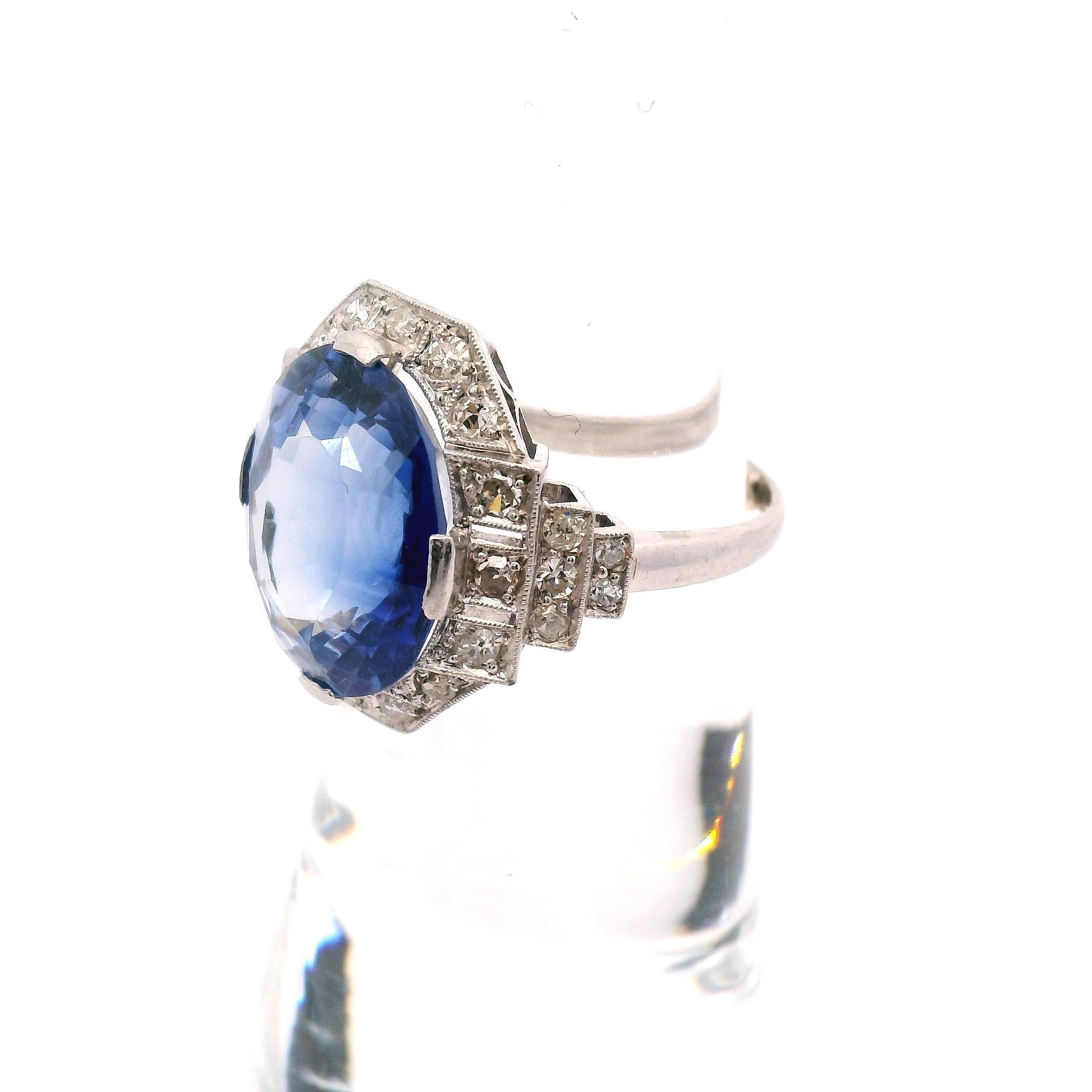 Spektakulärer Platinring aus dem frühen 20. Jahrhundert mit ovalem Saphir und rundem Diamant.
bestehend aus:

.50cttw. aus runden Vintage-Diamanten 

8,25ct. ovaler mittelblauer Saphir 

Platin 6 Gramm  