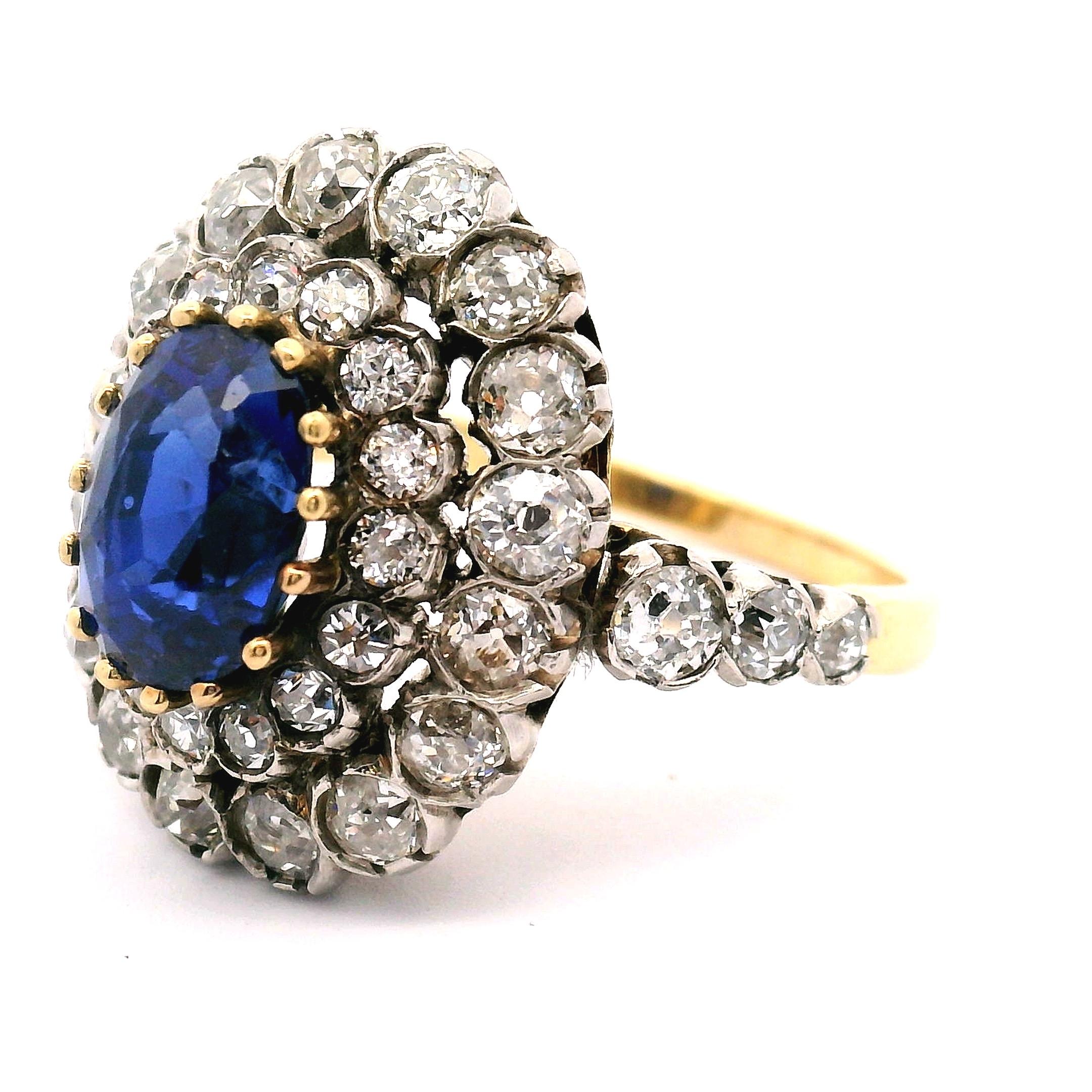 Anillo de señora de oro amarillo y plata con diamantes talla vieja europea y zafiro talla oval.
consistente en:

37 diamantes C.E.O. de aproximadamente 1,75 ctw. 
El grado de color es H
Claridad SI2

Un zafiro azul profundo medio de talla ovalada de