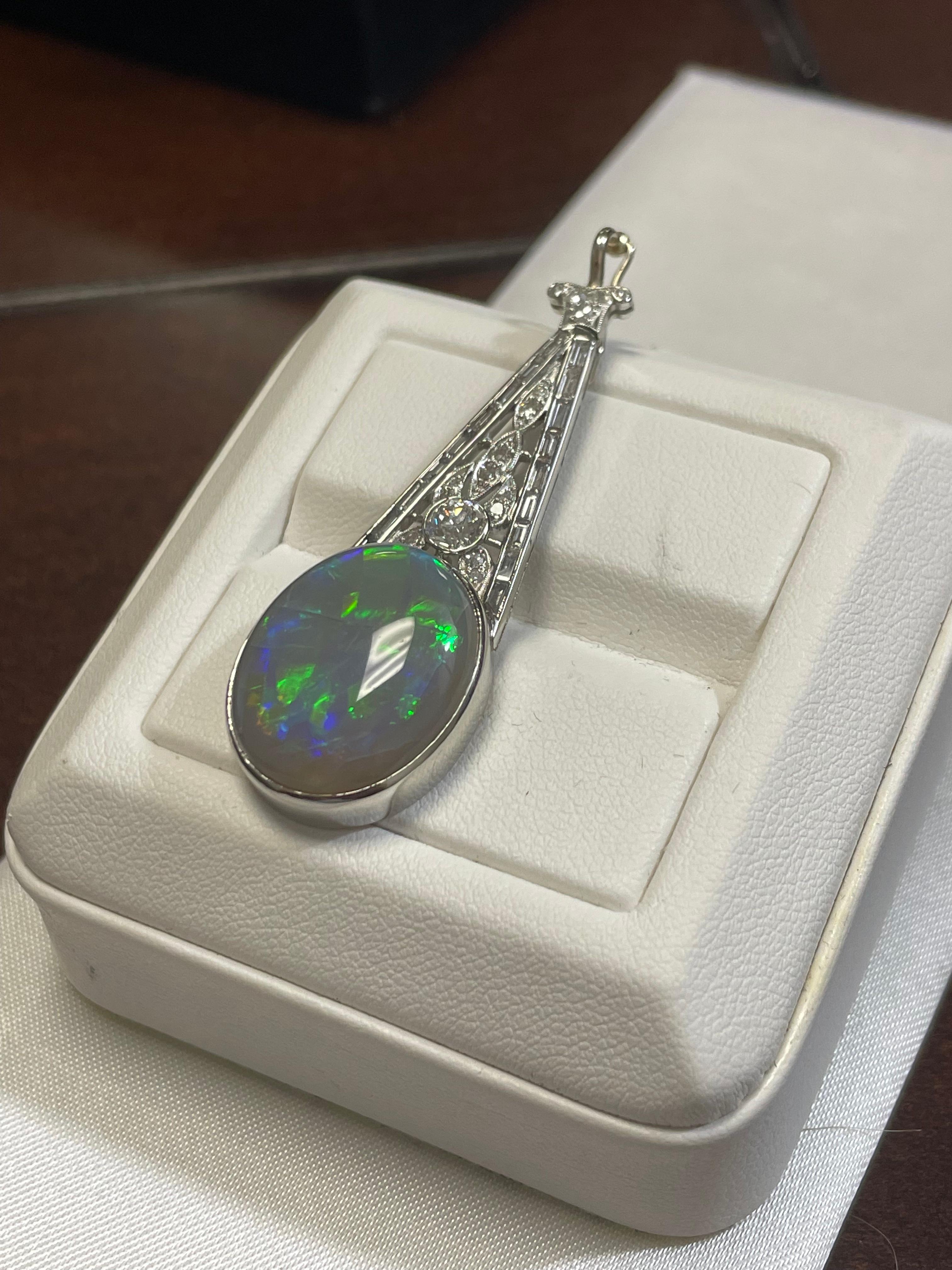Grauer Opal einer Dame in blau-grüner Feuerfarbe.  Durchschnittliche Sättigungsskala mit Blitzlichtmuster.  Die Helligkeit des Feuers ist etwas hell mit Cabochon, ovale Form.  Der Zustand ist schlecht.  Die Abmessungen betragen 20 x 16,5 mm. 1