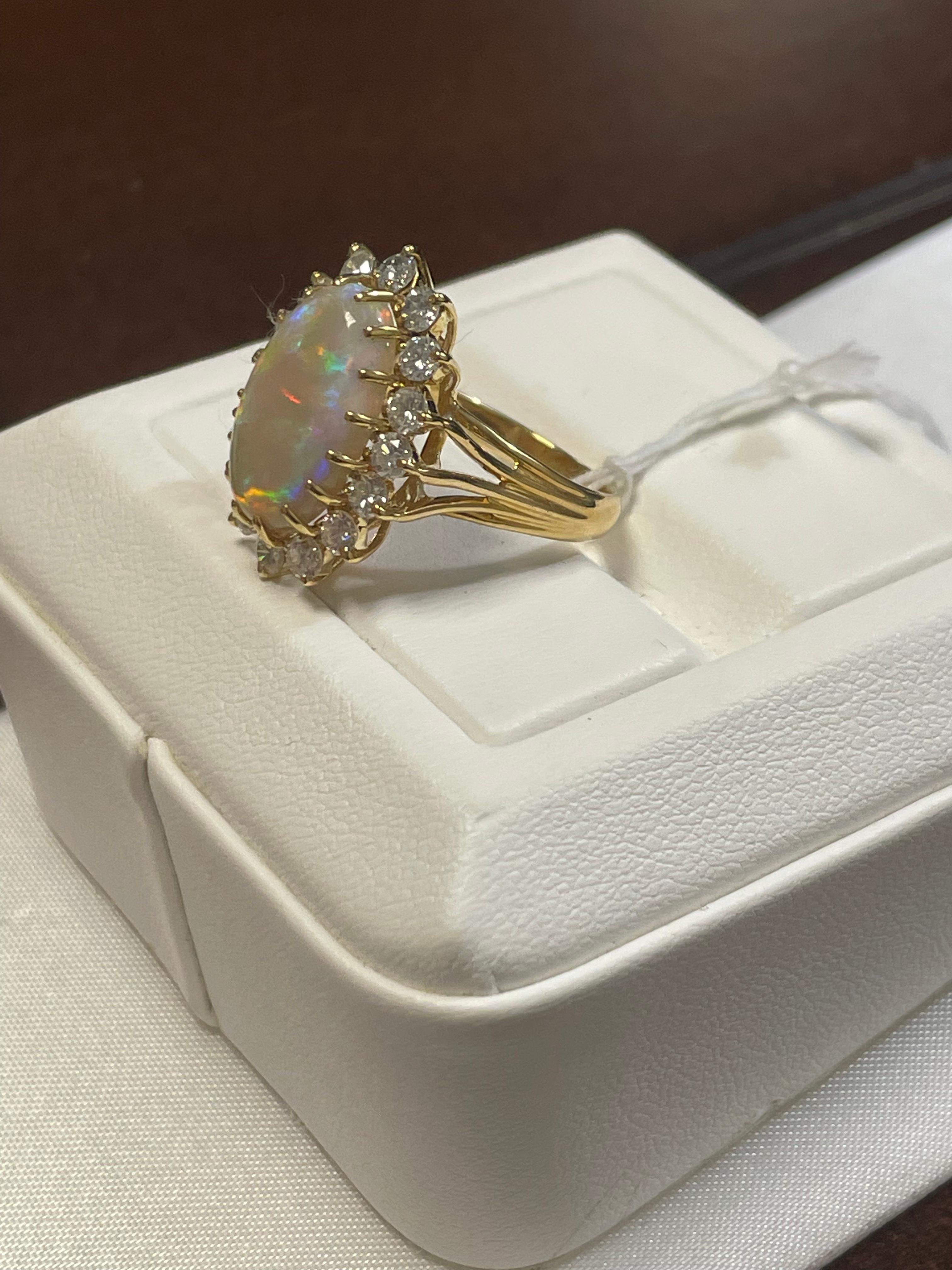Art déco Bague pour femme en or jaune 18 carats, opale noire et diamants en vente