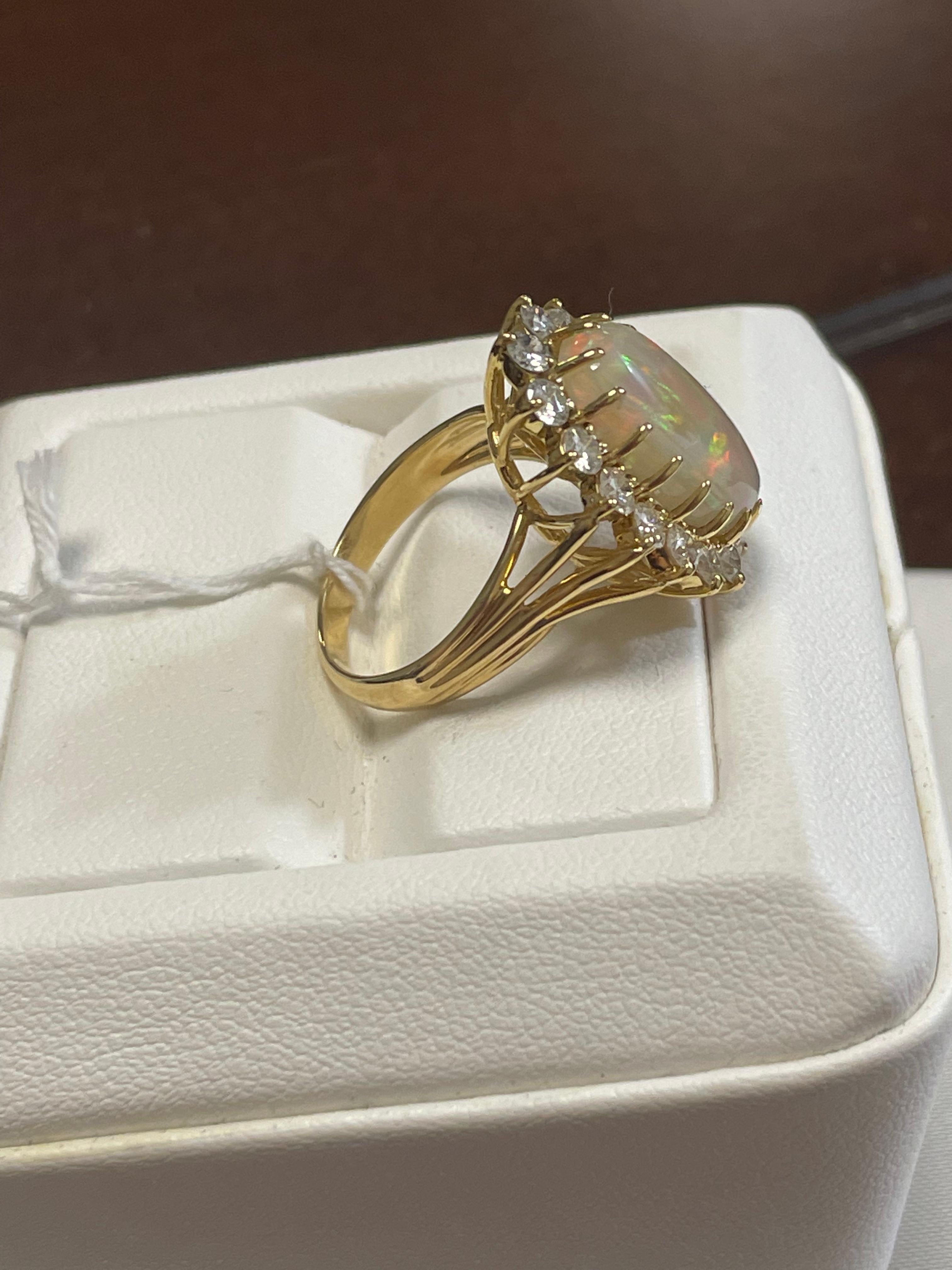Taille cabochon Bague pour femme en or jaune 18 carats, opale noire et diamants en vente