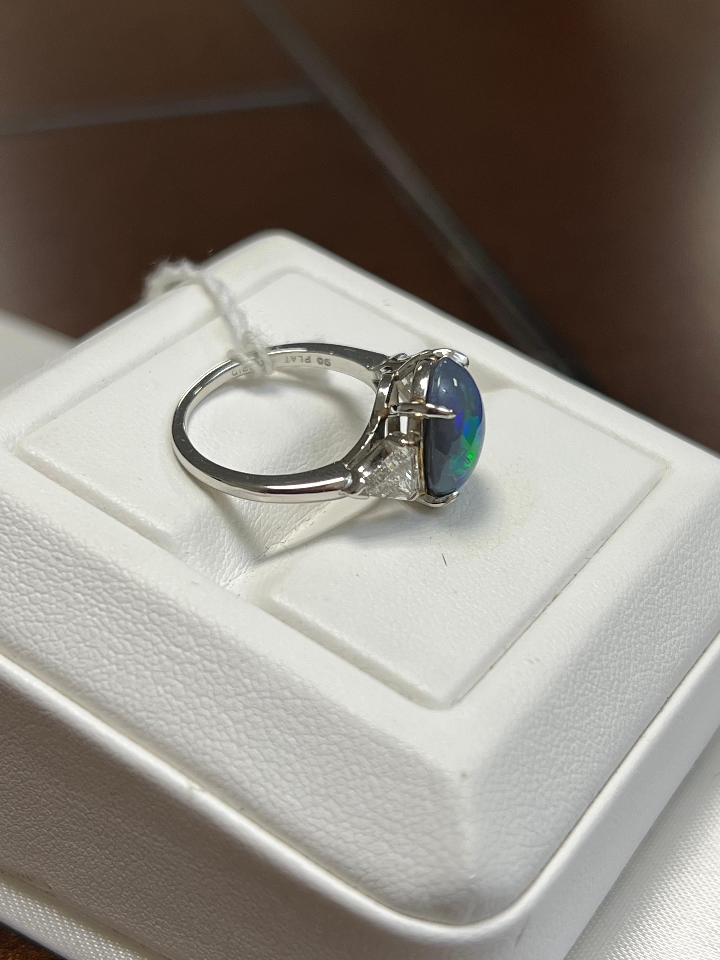 Lady's Black Opal and Diamonds Ring in Platinum  In Good Condition For Sale In New York, NY