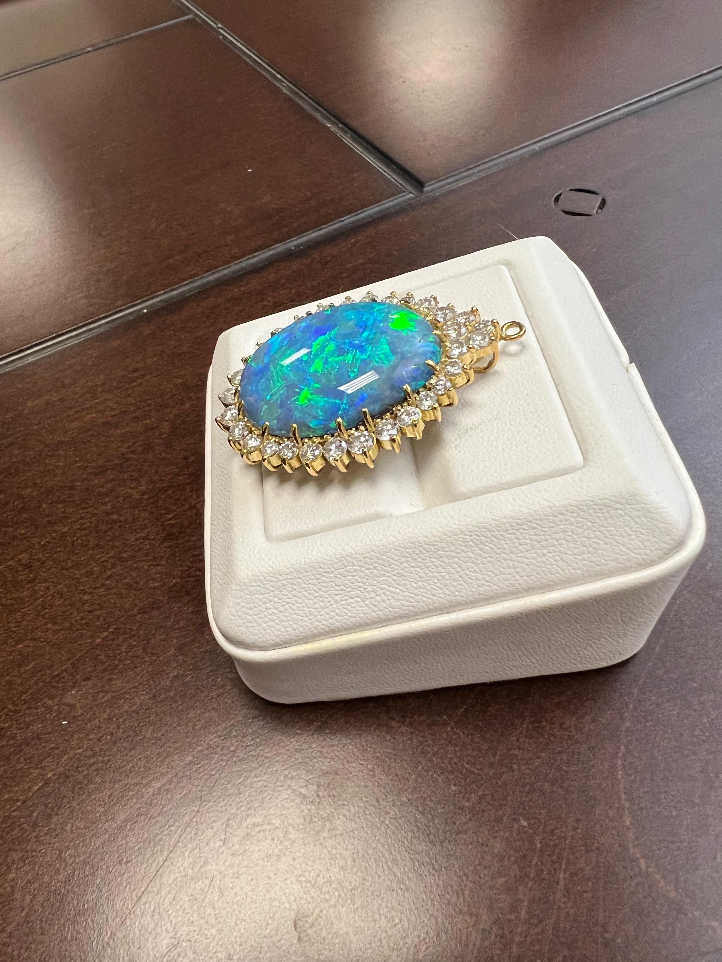 Lady's Black Opal and Pendant in 18k Yellow Gold In Good Condition For Sale In New York, NY