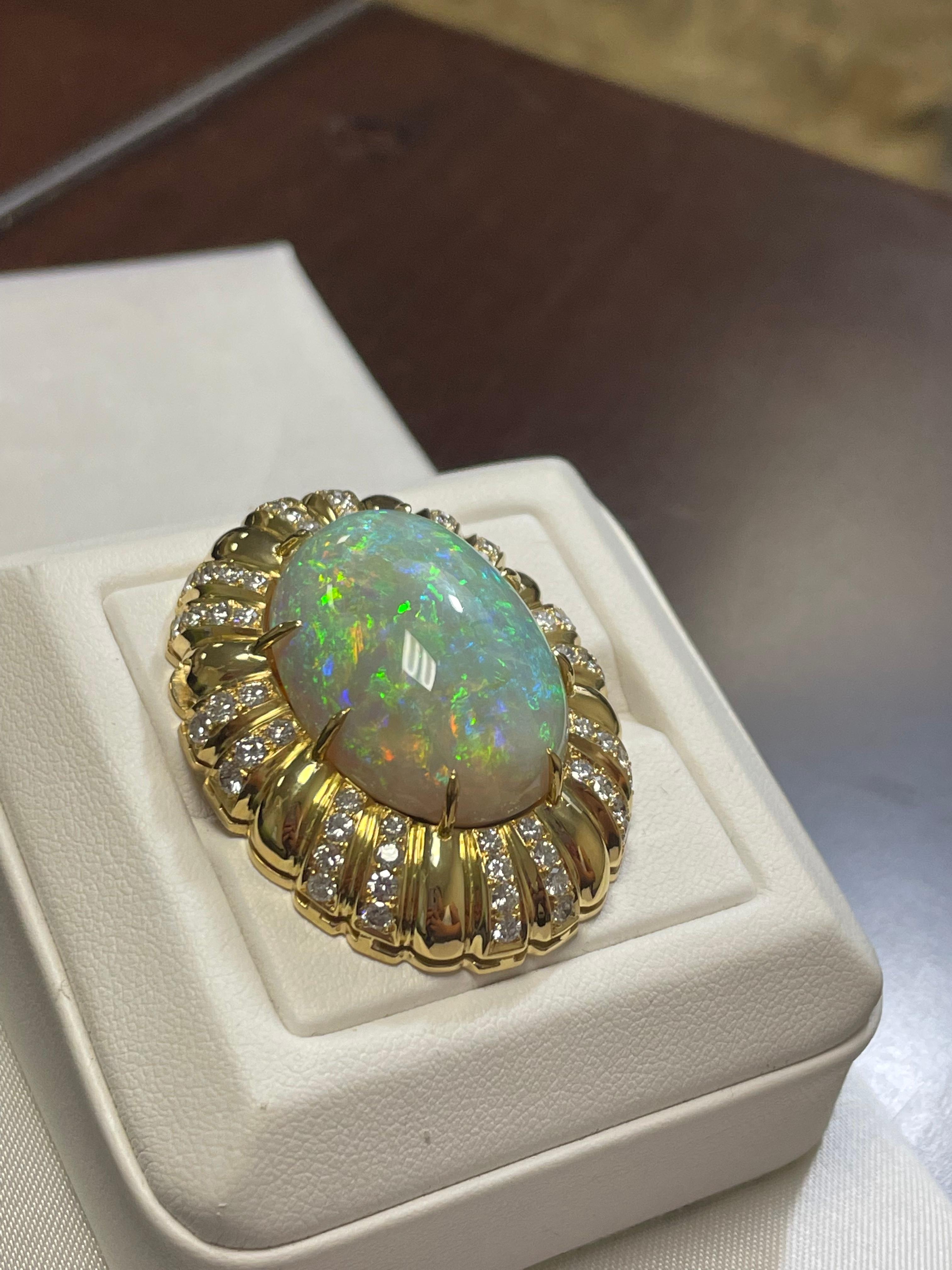 Lady's Boulder Kristall Opal und Diamanten Brosche in 18k Gelbgold  (Art déco) im Angebot