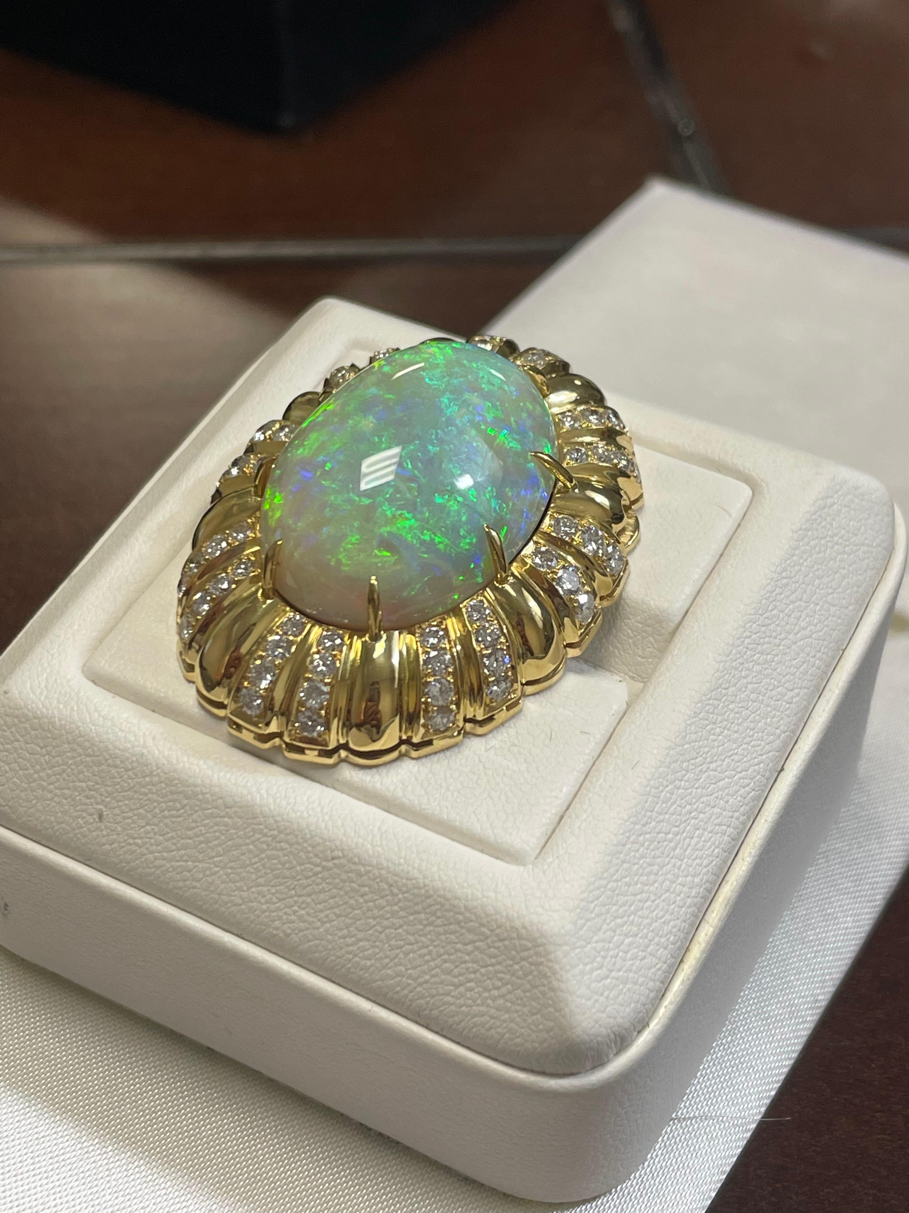 Lady's Boulder Kristall Opal und Diamanten Brosche in 18k Gelbgold  (Cabochon) im Angebot