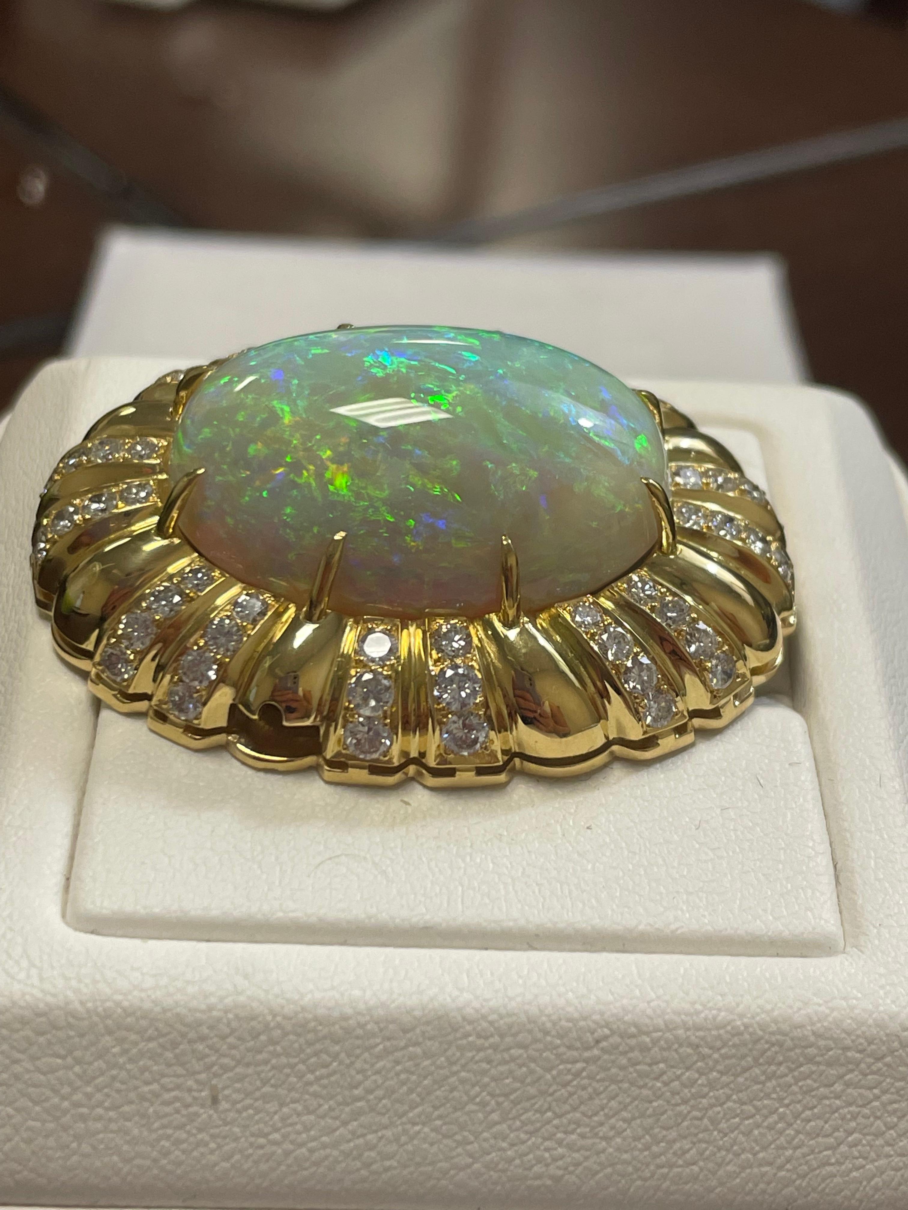 Lady's Boulder Kristall Opal und Diamanten Brosche in 18k Gelbgold  Damen im Angebot