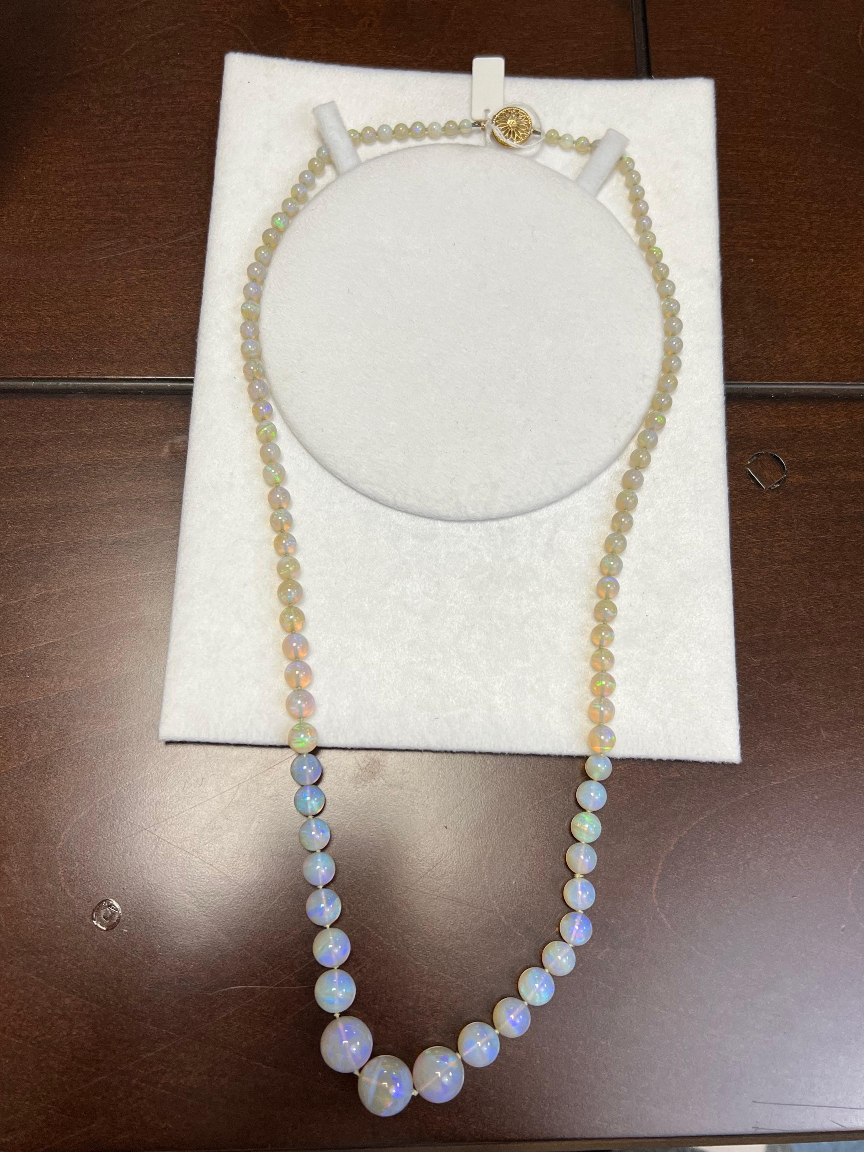 Lady's Crystal Opal abgestufte Perlen Halskette mit 14K Gelbgold  im Zustand „Gut“ im Angebot in New York, NY