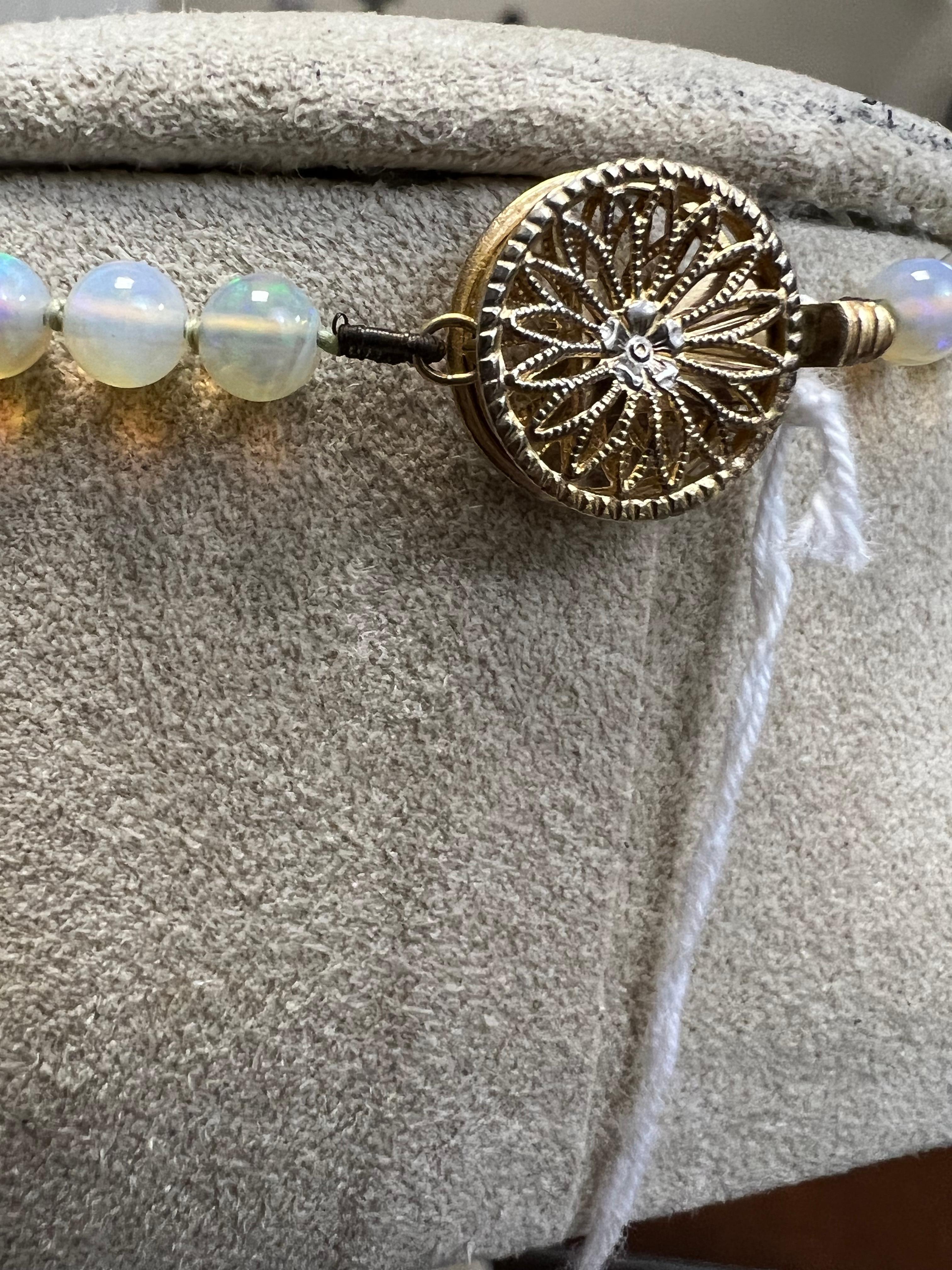 Collier de perles graduées en or jaune 14 carats et opale de cristal pour femme  Bon état - En vente à New York, NY