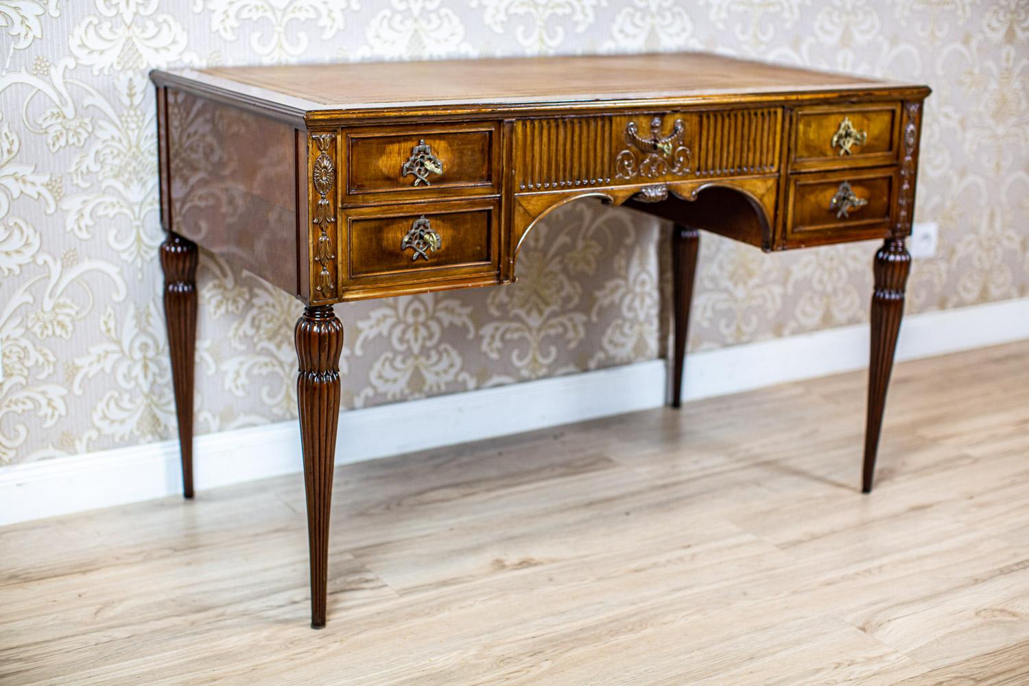 Lady's Mahogany Desk from the Late 19th Century in Brass Details

We present you this piece of furniture on high legs, with a row of drawers on both sides, which are divided in the middle by a drawer under the top.
The side drawers have brass