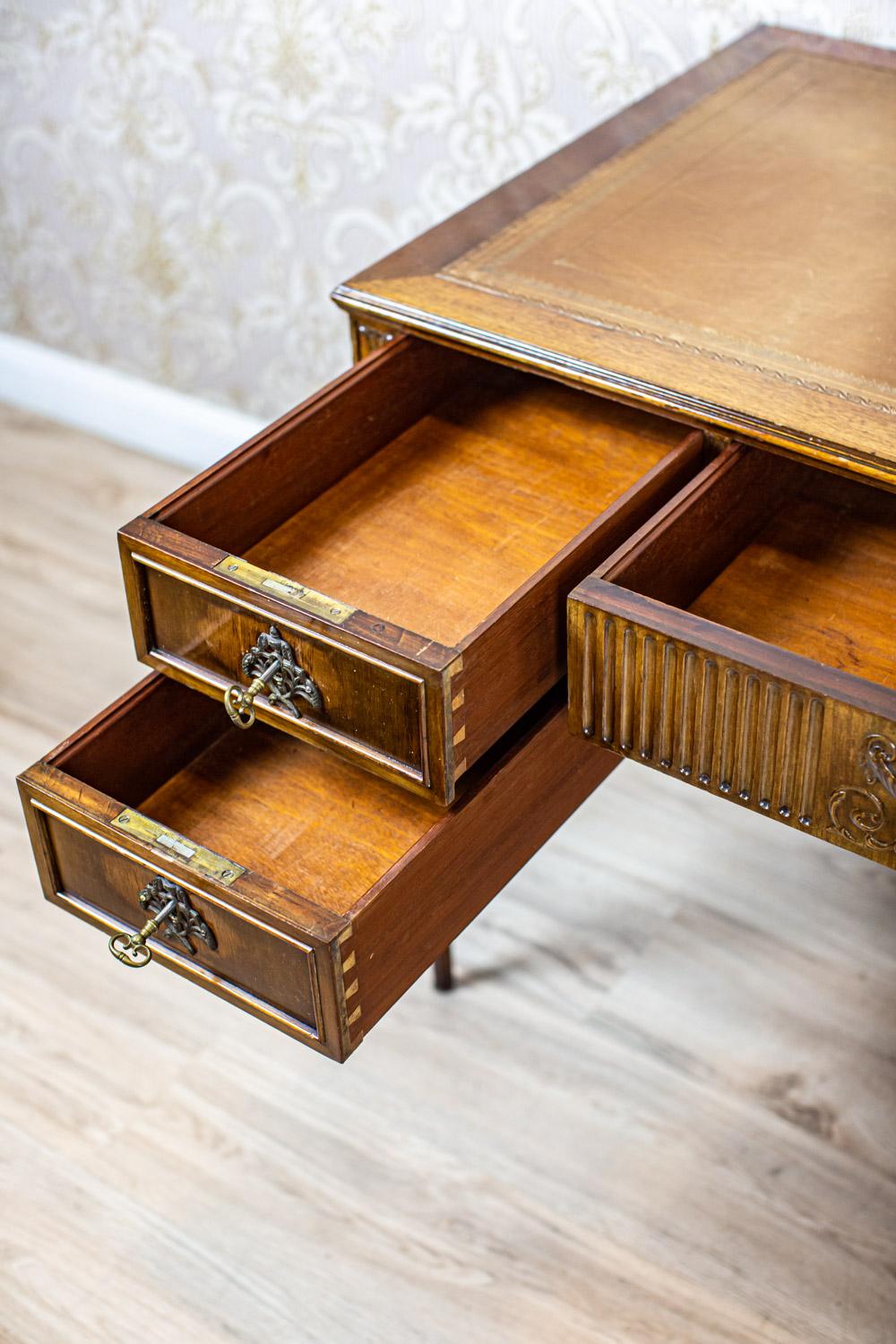 Lady's Mahogany Desk from the Late 19th Century in Brass Details In Good Condition In Opole, PL