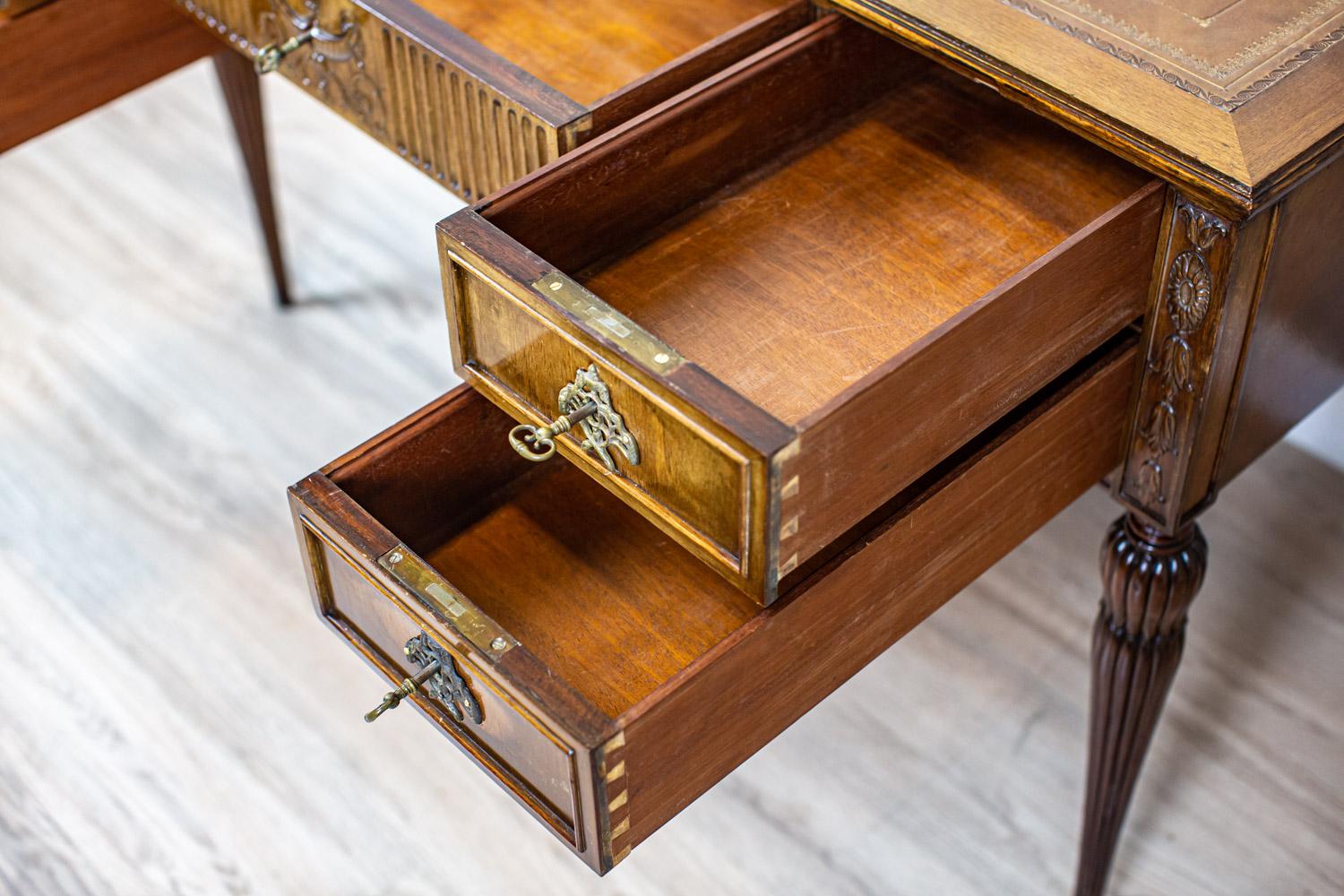 Leather Lady's Mahogany Desk from the Late 19th Century in Brass Details