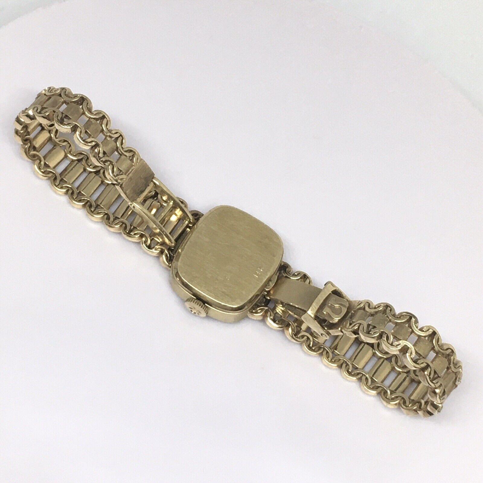 Omega Montre mécanique pour femme en or jaune 14 carats avec boîtier marqué, 8 pouces Pour femmes en vente