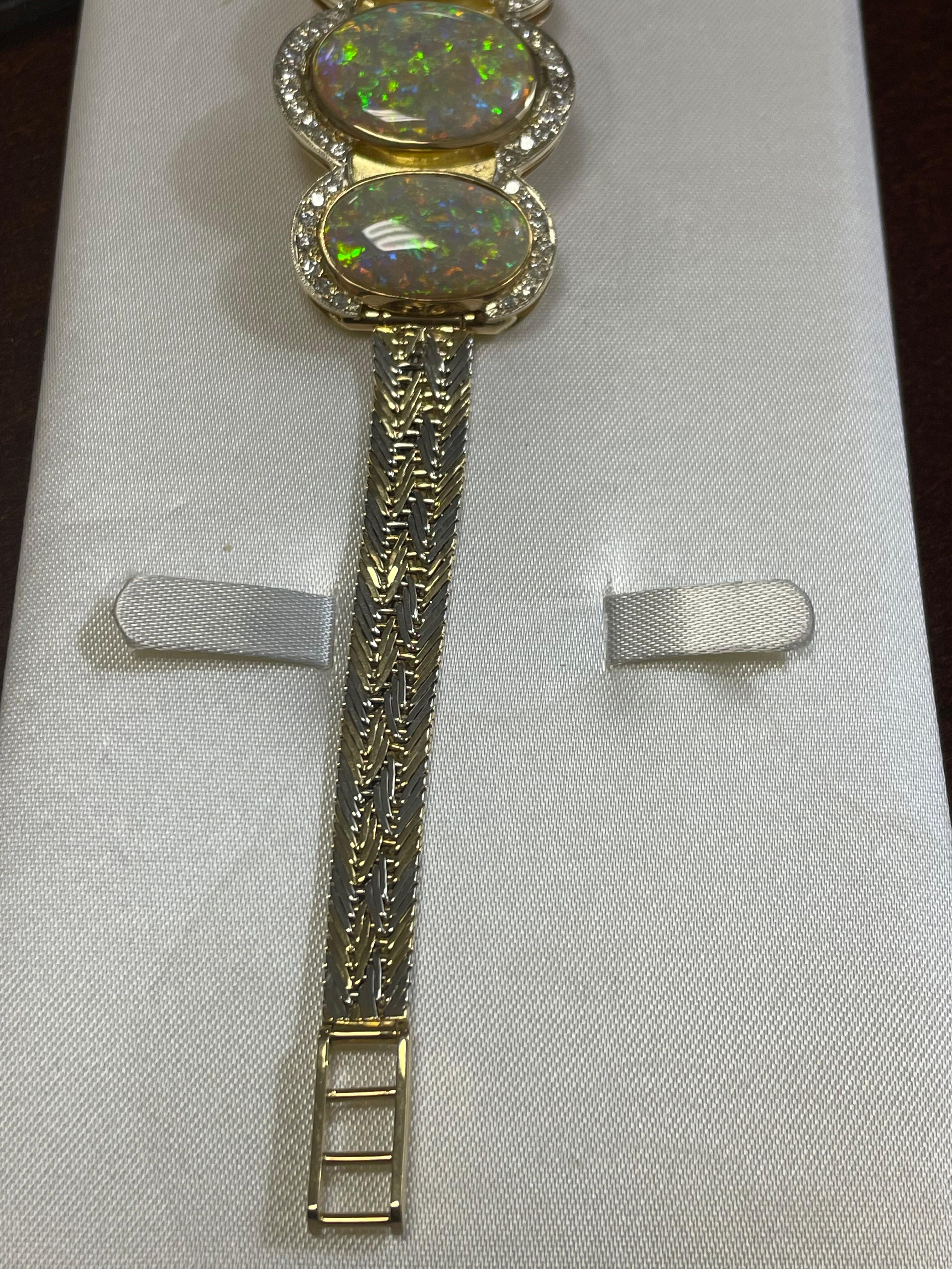 Lady's Opal and Diamonds Bracelet in 14k Yellow Gold In Good Condition For Sale In New York, NY