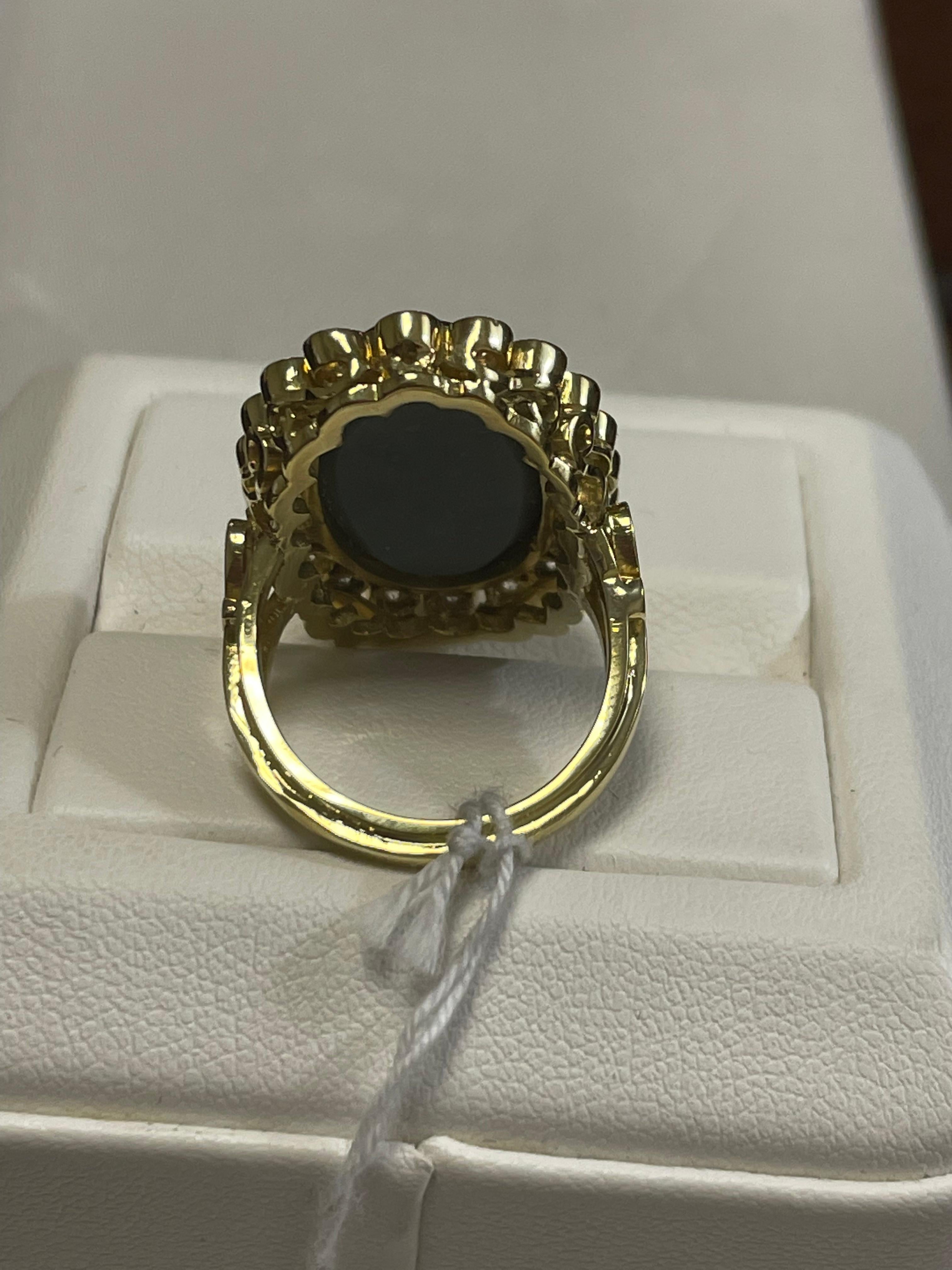 Lady's Opal and Diamonds Ring in 18k Yellow Gold In Good Condition For Sale In New York, NY