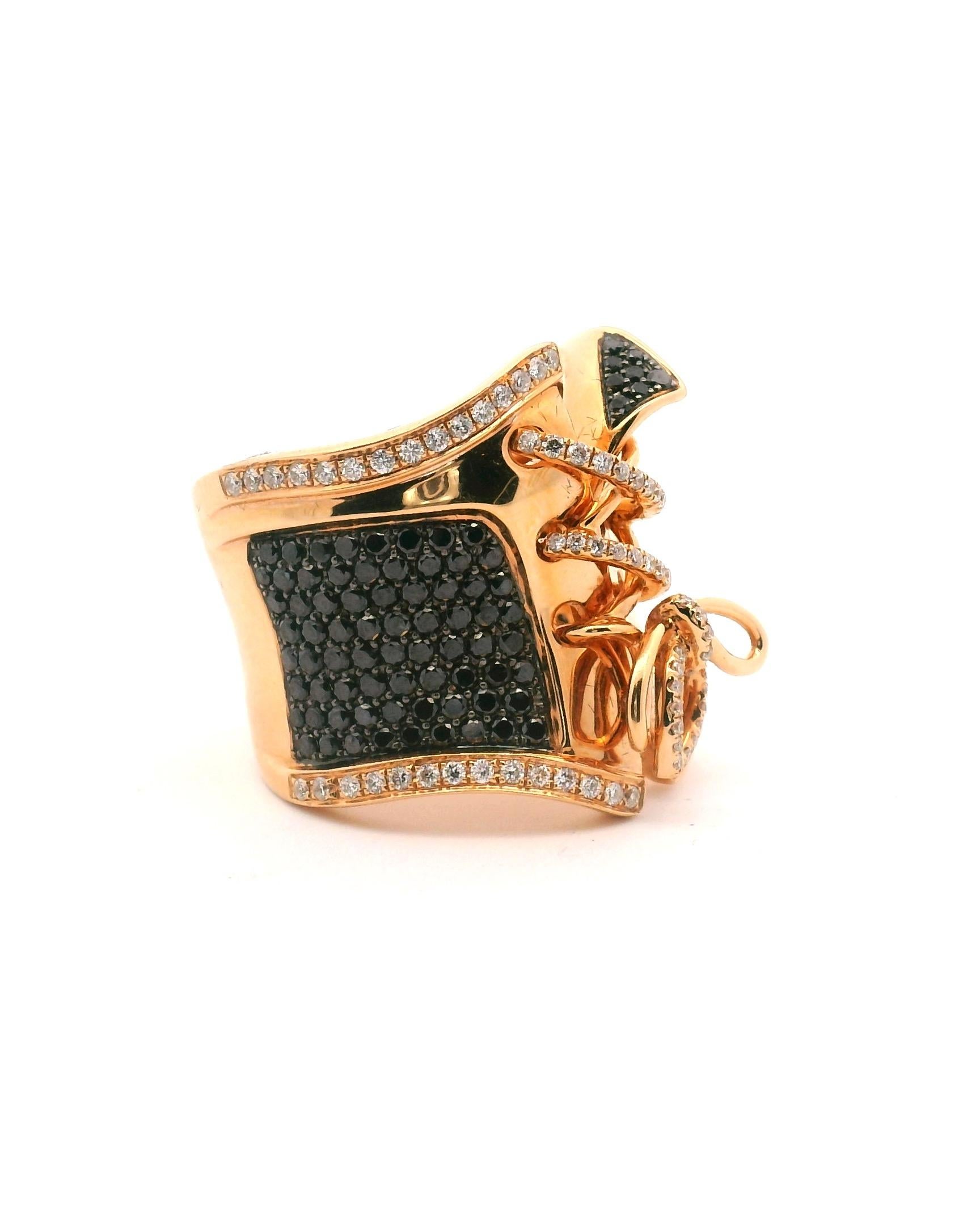 Roségoldener Korsett-/Bustierring für Damen mit schwarzen und weißen Diamanten.

70 Schwarze Diamanten von ca. 1,40cttw.

95 weiße Diamanten von ca. 0,82cttw. 

Reinheitsgrad ist VS1

Die Farbqualität ist G-H 
 
Das Gesamtgewicht der Diamanten