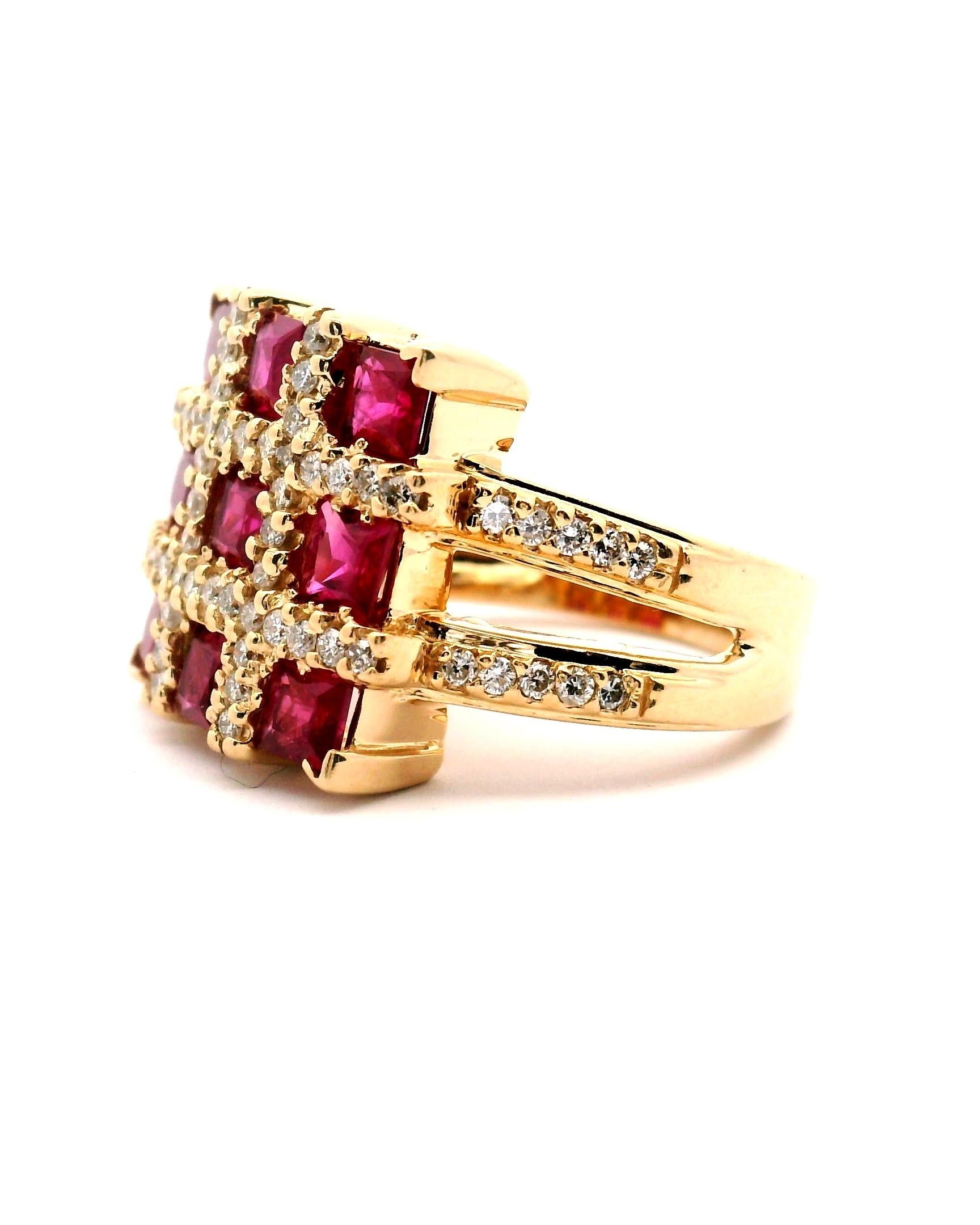 Anello da donna in oro giallo con 9 rubini taglio quadrato e 64 diamanti taglio brillante.

9 Rubini di circa 2,00 cttw.

64 diamanti rotondi taglio brillante di circa .55 cttw. 

Oro giallo 14k 7,6 grammi

