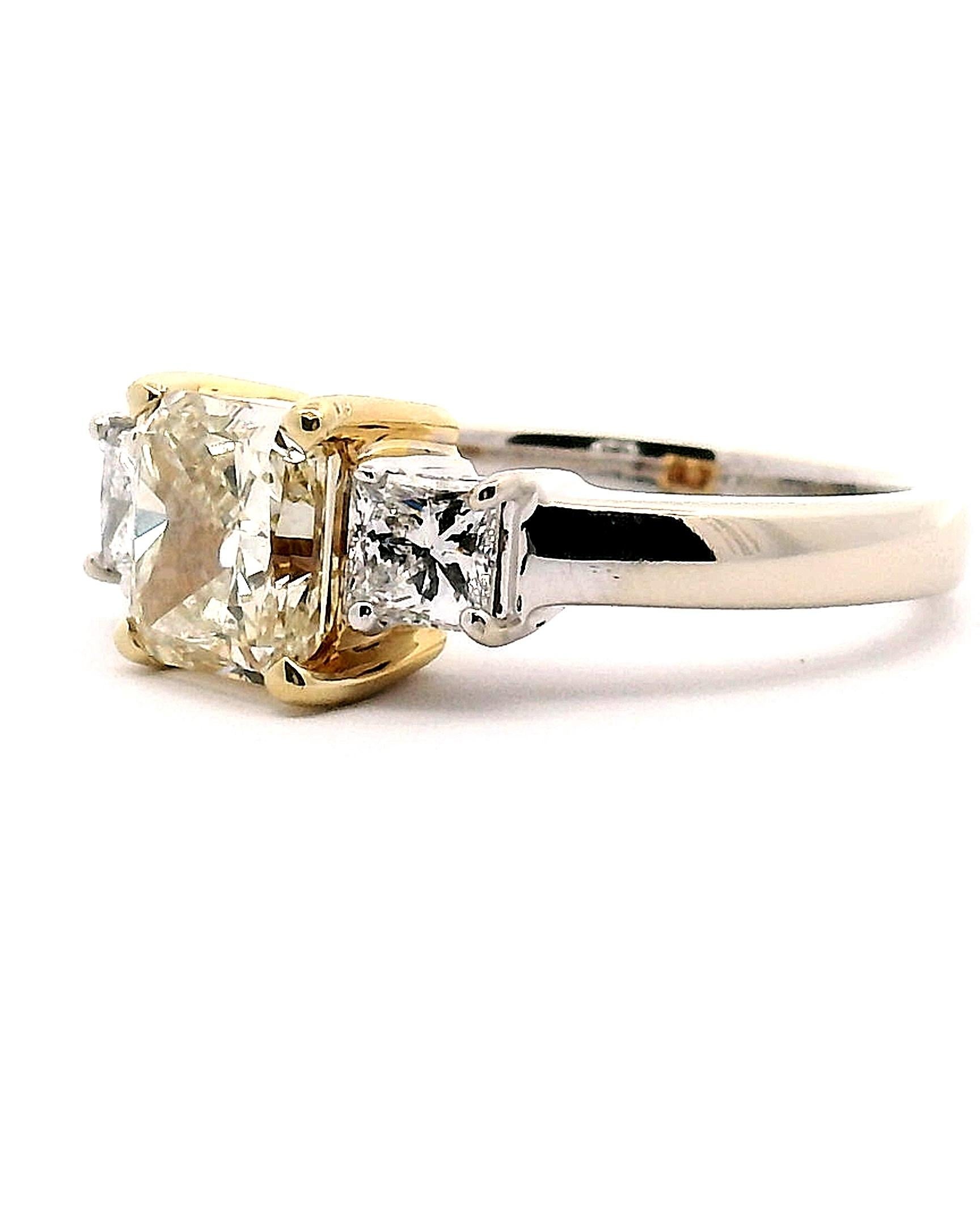 2.81cttw. Lady's Three Stone Diamond Engagement Ring In Good Condition For Sale In Sausalito, CA