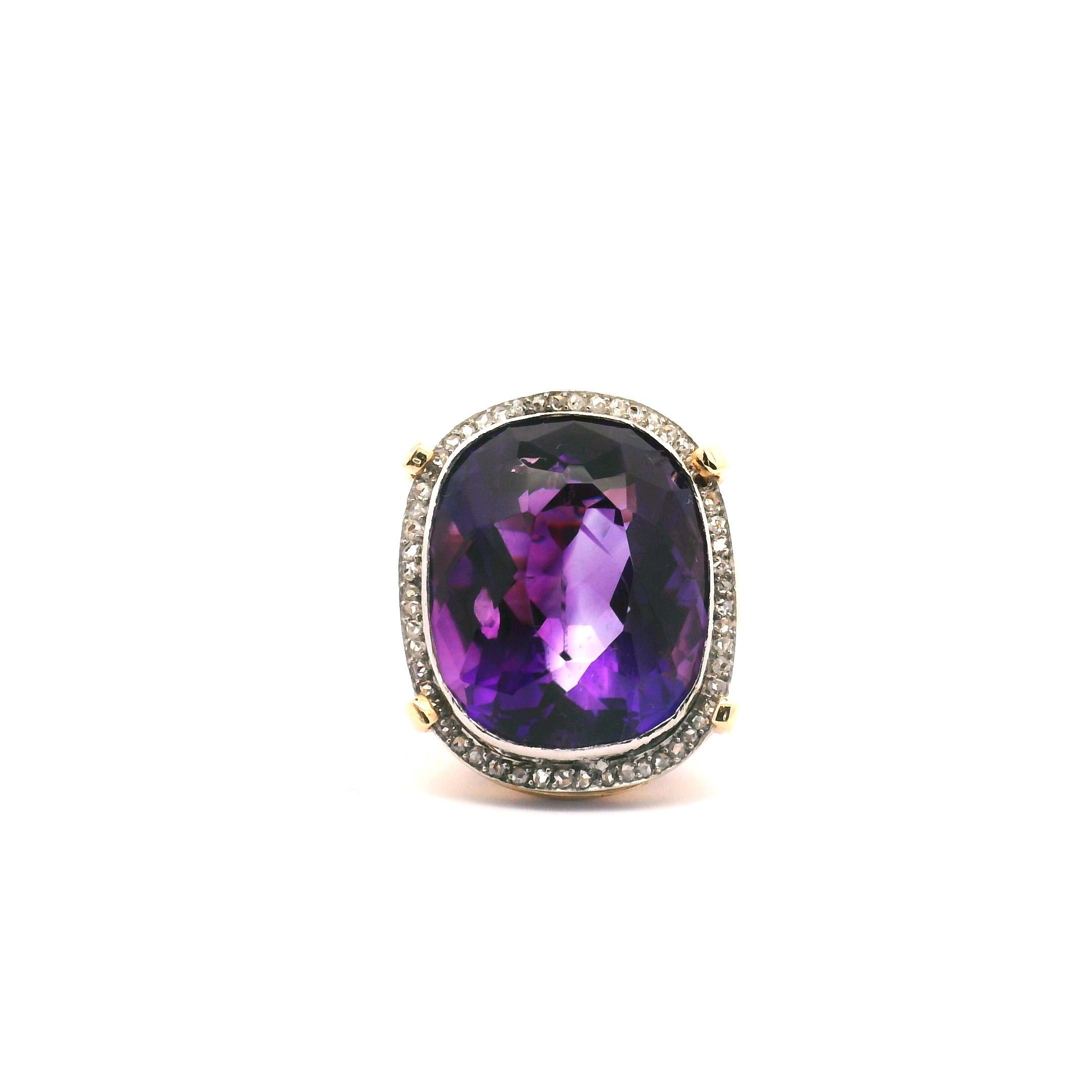 Vintage-Amethyst-Ring mit Diamanten im Rosenschliff in einem Halo, gefasst in Weißgold. Montiert in einer Fassung aus 14k Gelbgold 

Amethyst 24ct. 

Gewicht der Diamanten im Rosenschliff ca. 0,55cttw.
14k Gelb- und Weißgold 

Ringgewicht: 16 Gramm