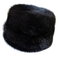 Chapeau vintage de dame en vison noir par I. Magnin and Co. Circa 1965