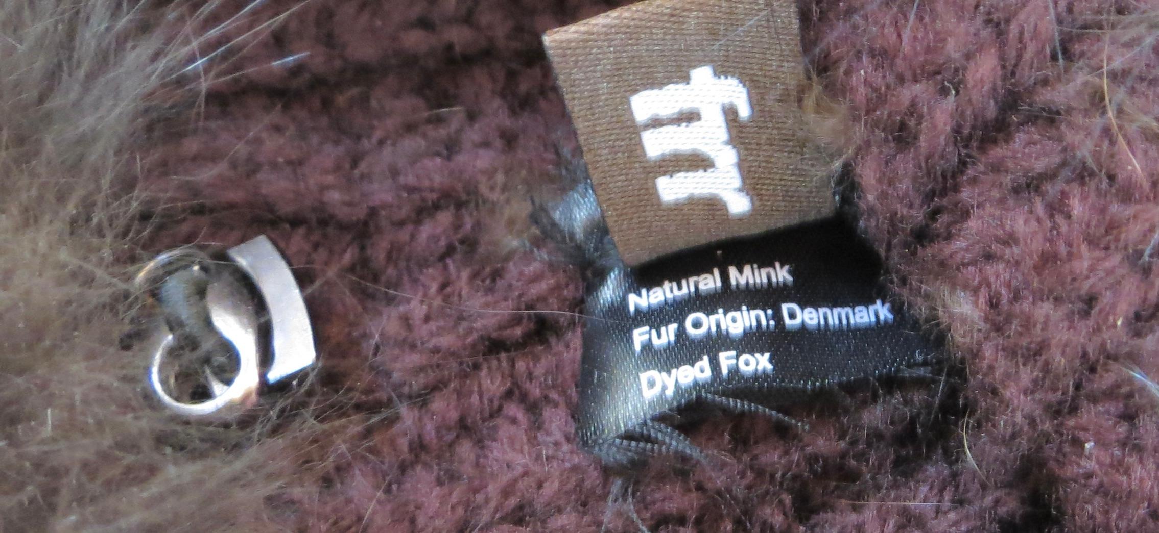 Bonnet d'hiver pour femme, tricoté à la main, de qualité supérieure, en vison marron foncé sur tout le pourtour, avec des bordures en renard noir sur le dessus et le dessous et un pompon décoratif sur le dessus ; une attache réglable et un lien en