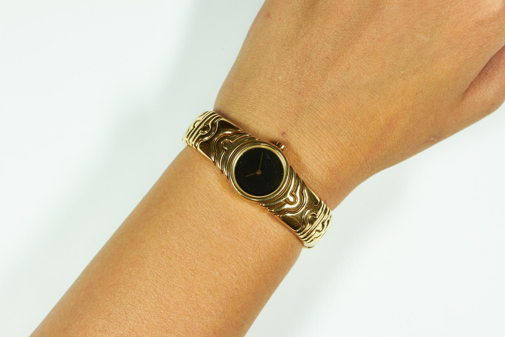 Bvlgari Parentesi Watch in 18kt Yellow Gold with Black Dial, and quartz movement
Made in Italy Circa 1980, black dial and quartz movement.
Bracelet and case 20mm signed Bulgari.
Measurements: Wrist 6.5.
