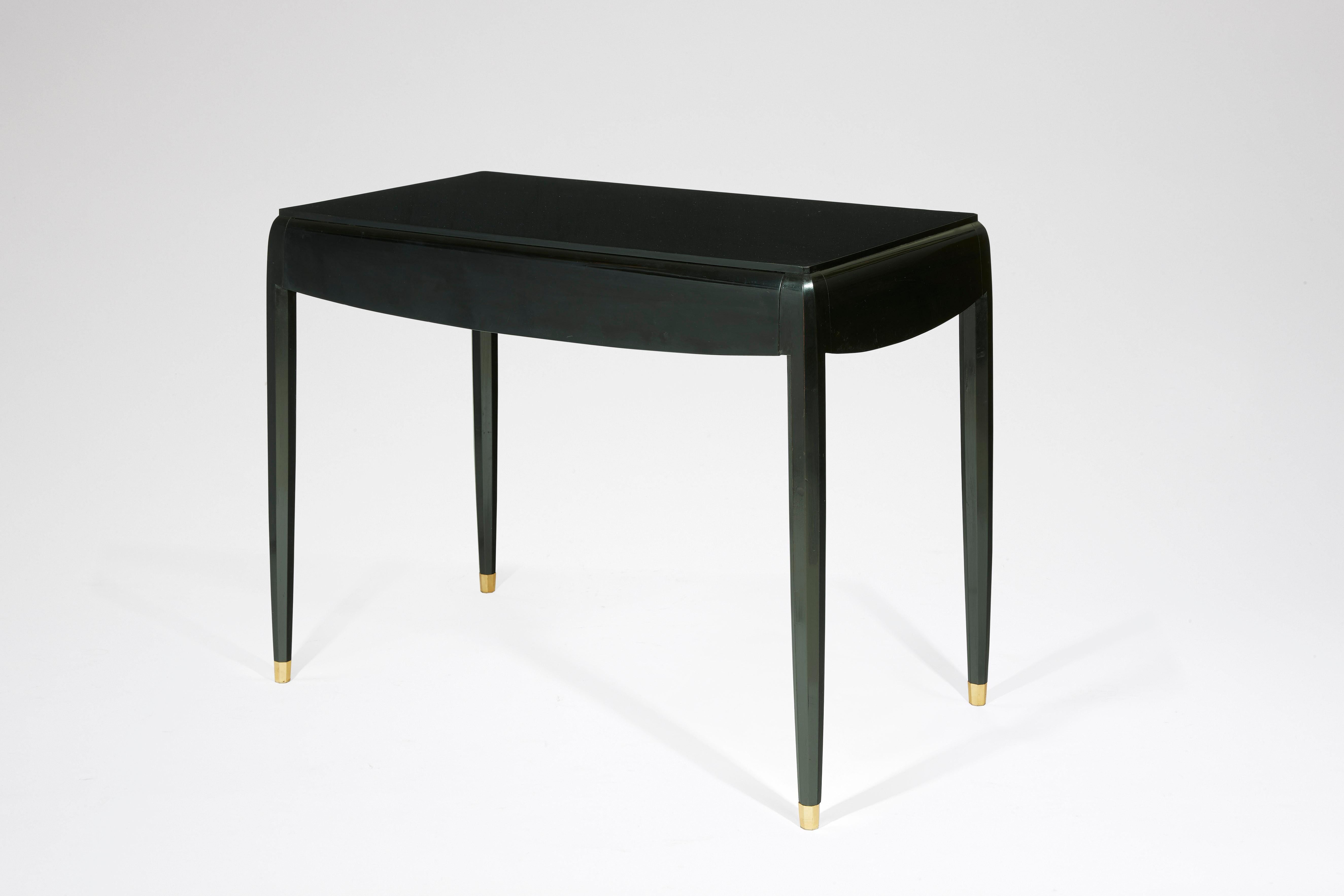 Black lacquered wood small desk opening with a central drawer, corner tapered and facetted legs with gilded bronze foot. The seat is also in black lacquered wood, the seat and back covered in ivory velvet.