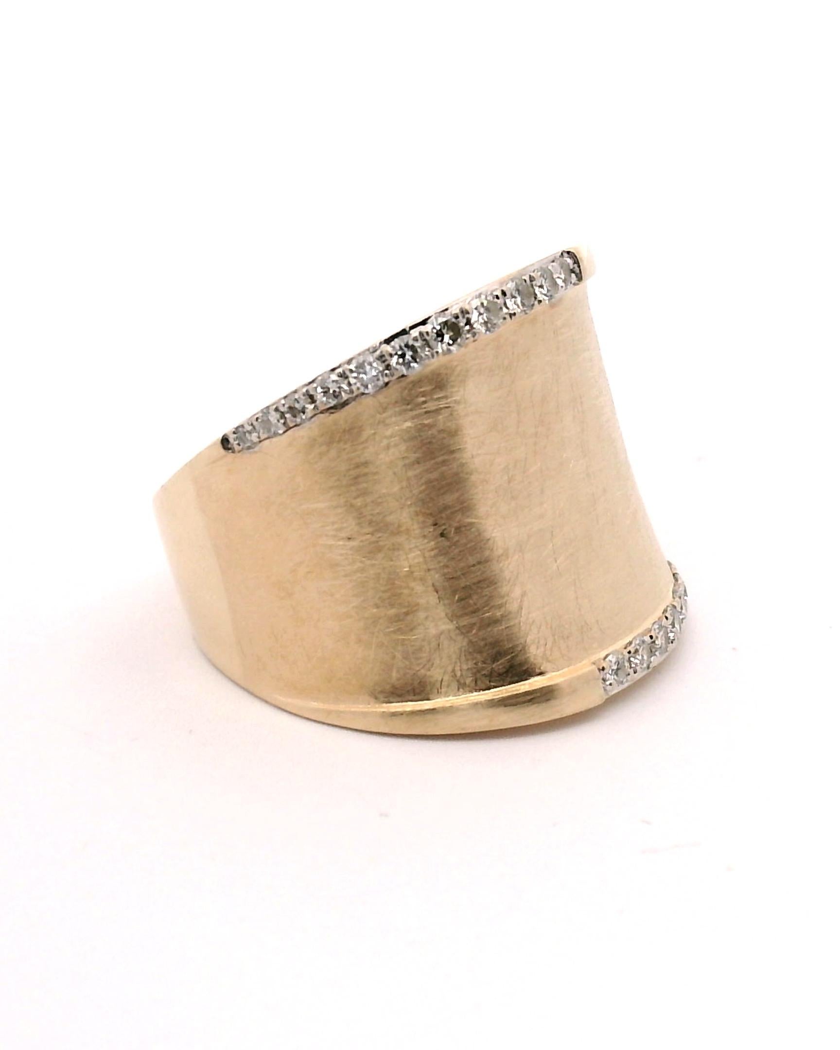 Lady's Yellow Gold Diamond Band In Good Condition For Sale In Sausalito, CA
