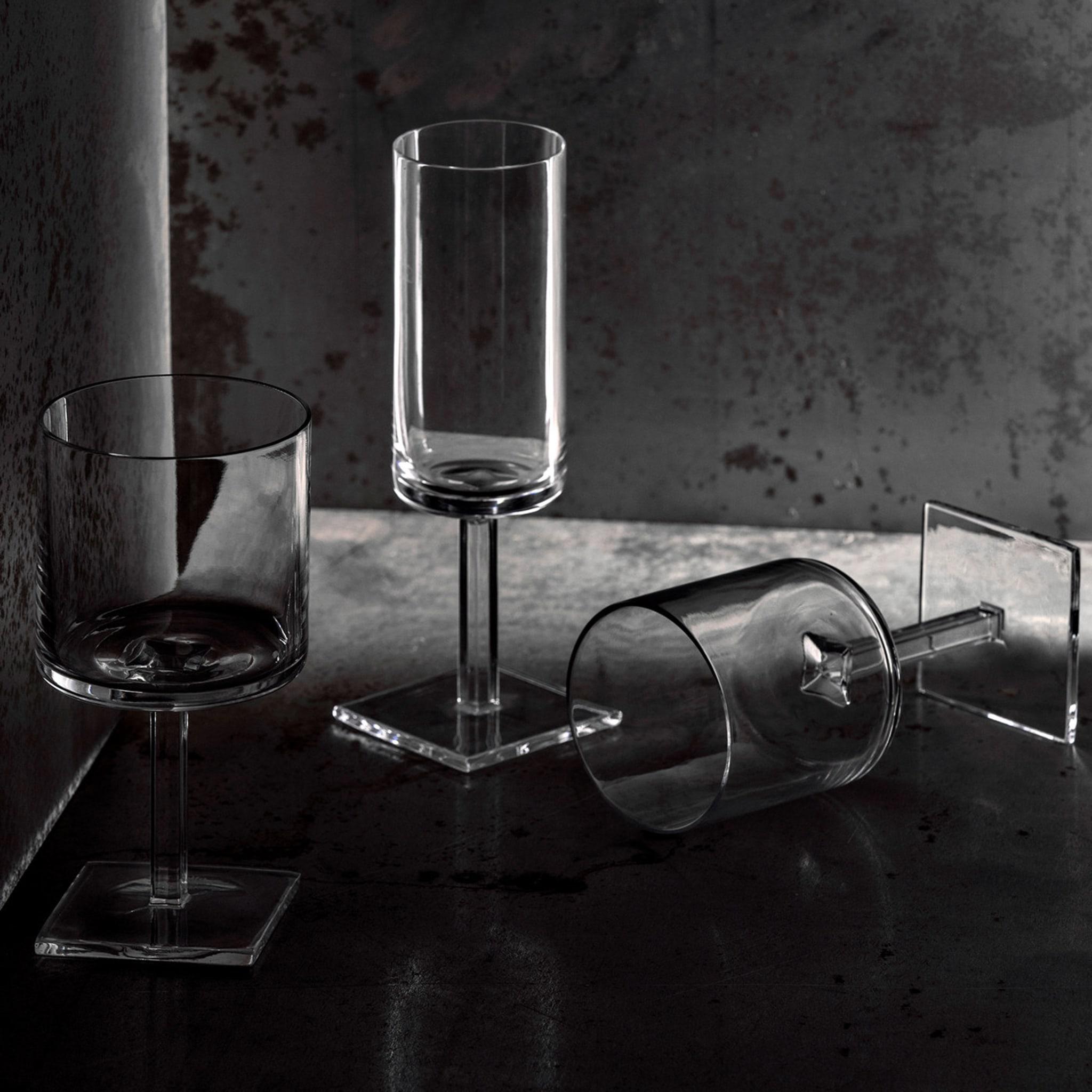 This set of two wine goblets was designed in 2004 by Michele De Lucchi with Alberto Nason and is part of the Laetitia Collection. The futuristic and elegant silhouette combines an ultra-thin, square base and the curved volumes of the bowl for a