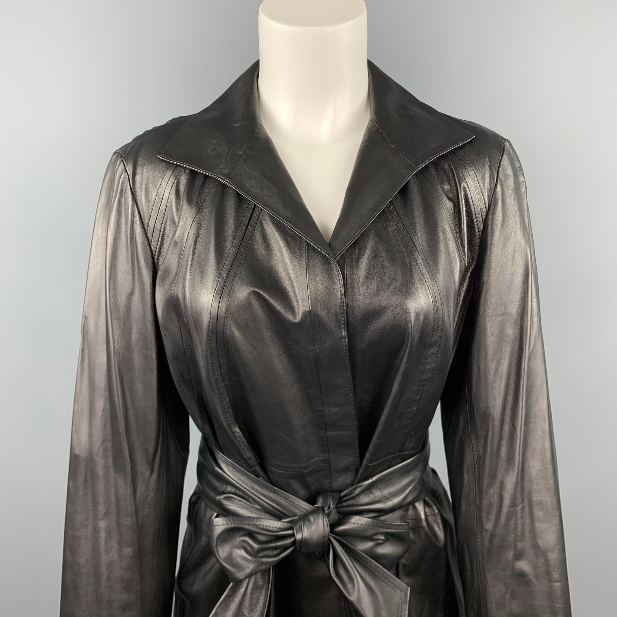 LAFAYETTE 148 Jacke aus schwarzem Leder mit Gürtel, Steppnähten, breitem Kragen und verdecktem Knopfverschluss. 

Sehr guter gebrauchter Zustand.
Markiert: 10
Ursprünglicher Verkaufspreis: $998.00

Abmessungen:

Schultern: 17 in. 
Oberweite: 37 in.