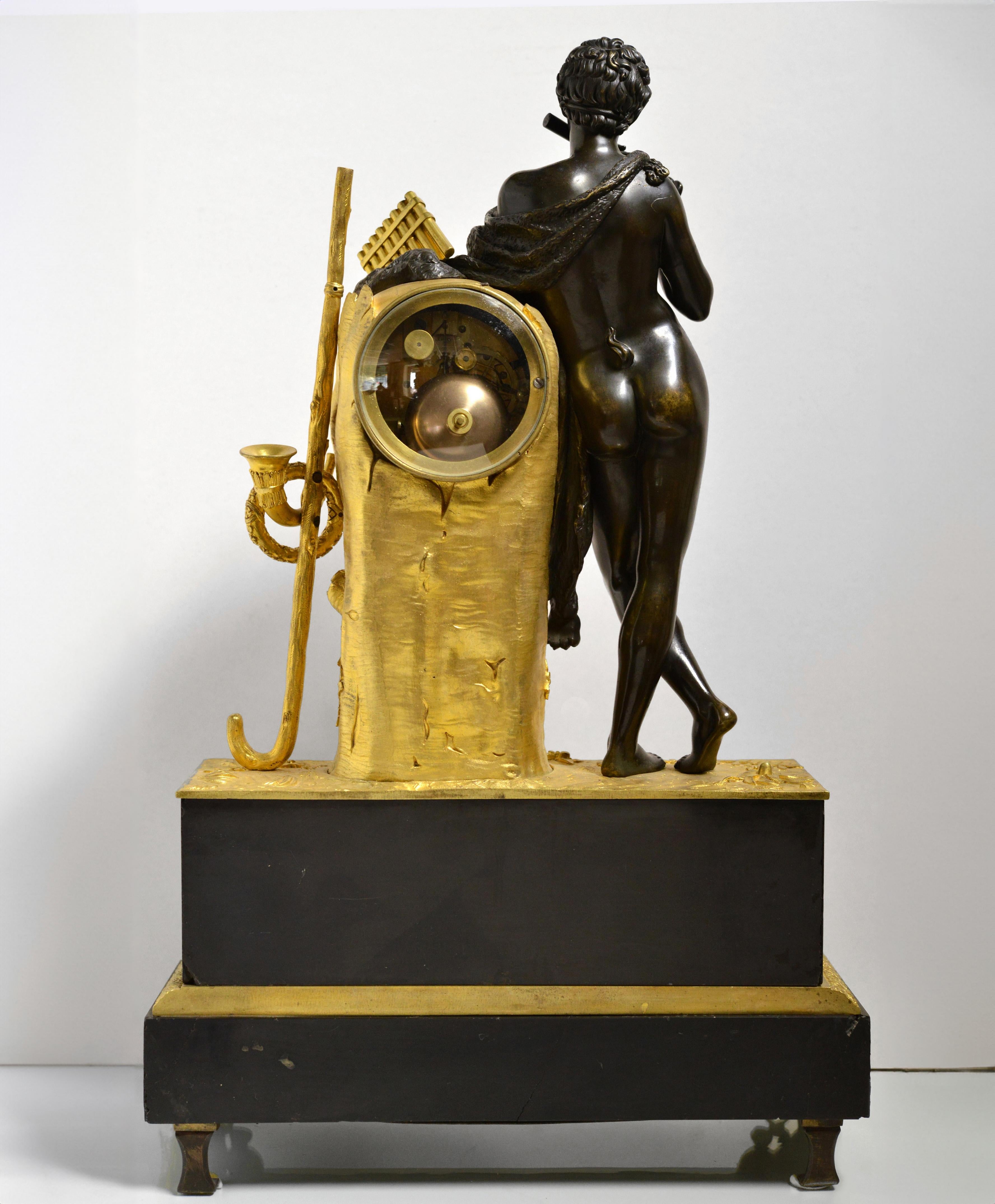 LaGarde Antiquité française Pendule de cheminée en bronze patiné et doré Berger jouant de la flûte en vente 5