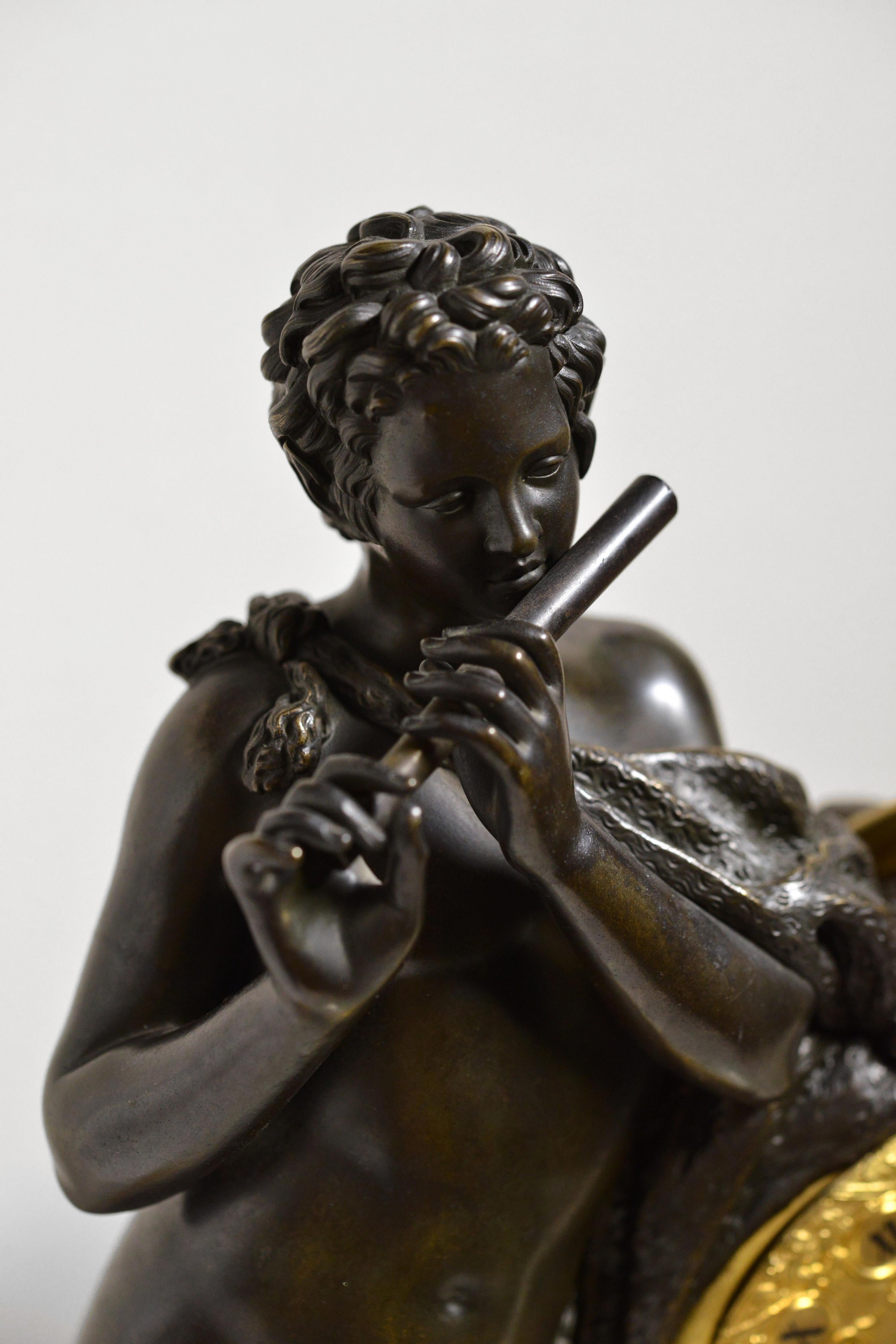 LaGarde Antiquité française Pendule de cheminée en bronze patiné et doré Berger jouant de la flûte en vente 1