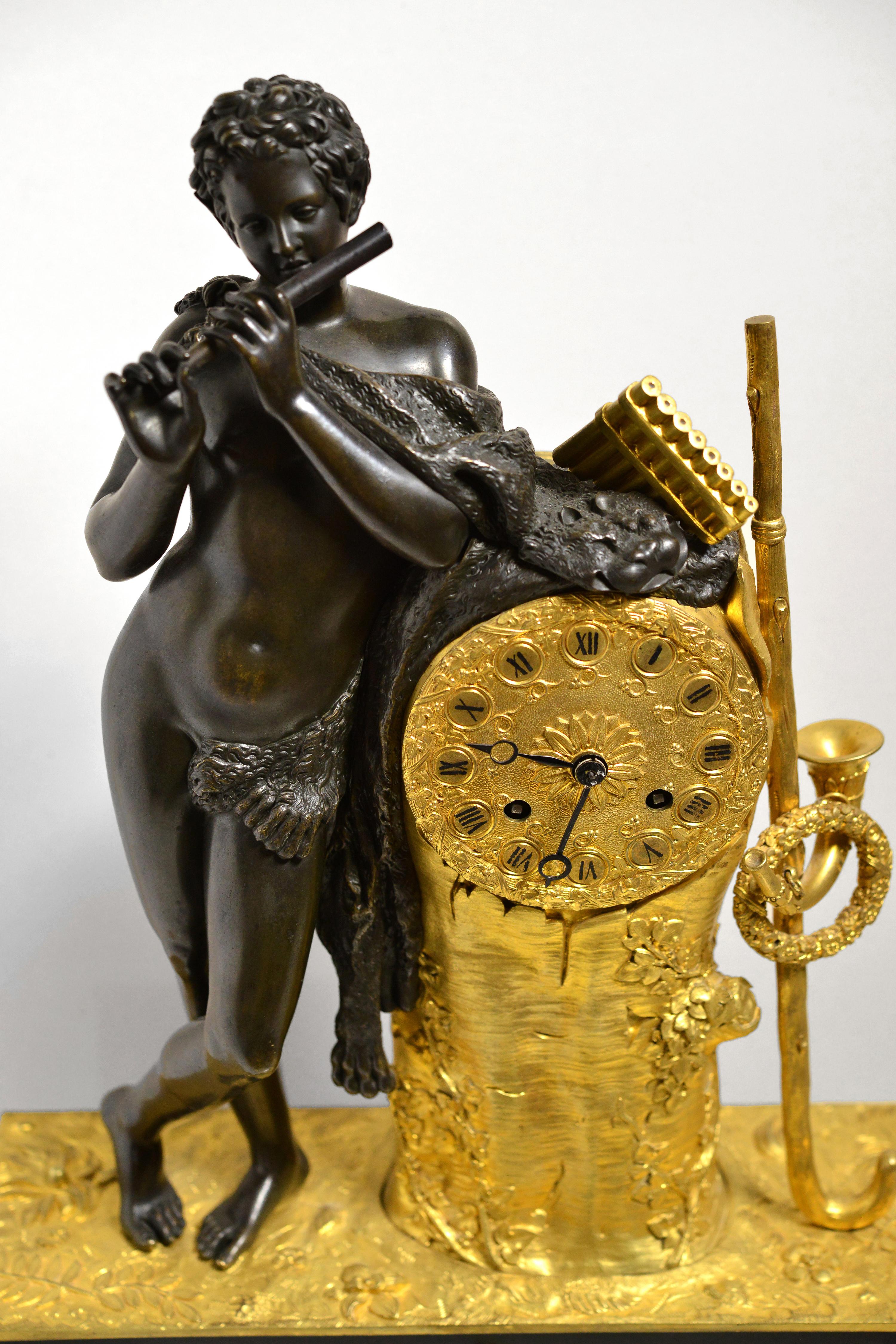 XIXe siècle LaGarde Antiquité française Pendule de cheminée en bronze patiné et doré Berger jouant de la flûte en vente