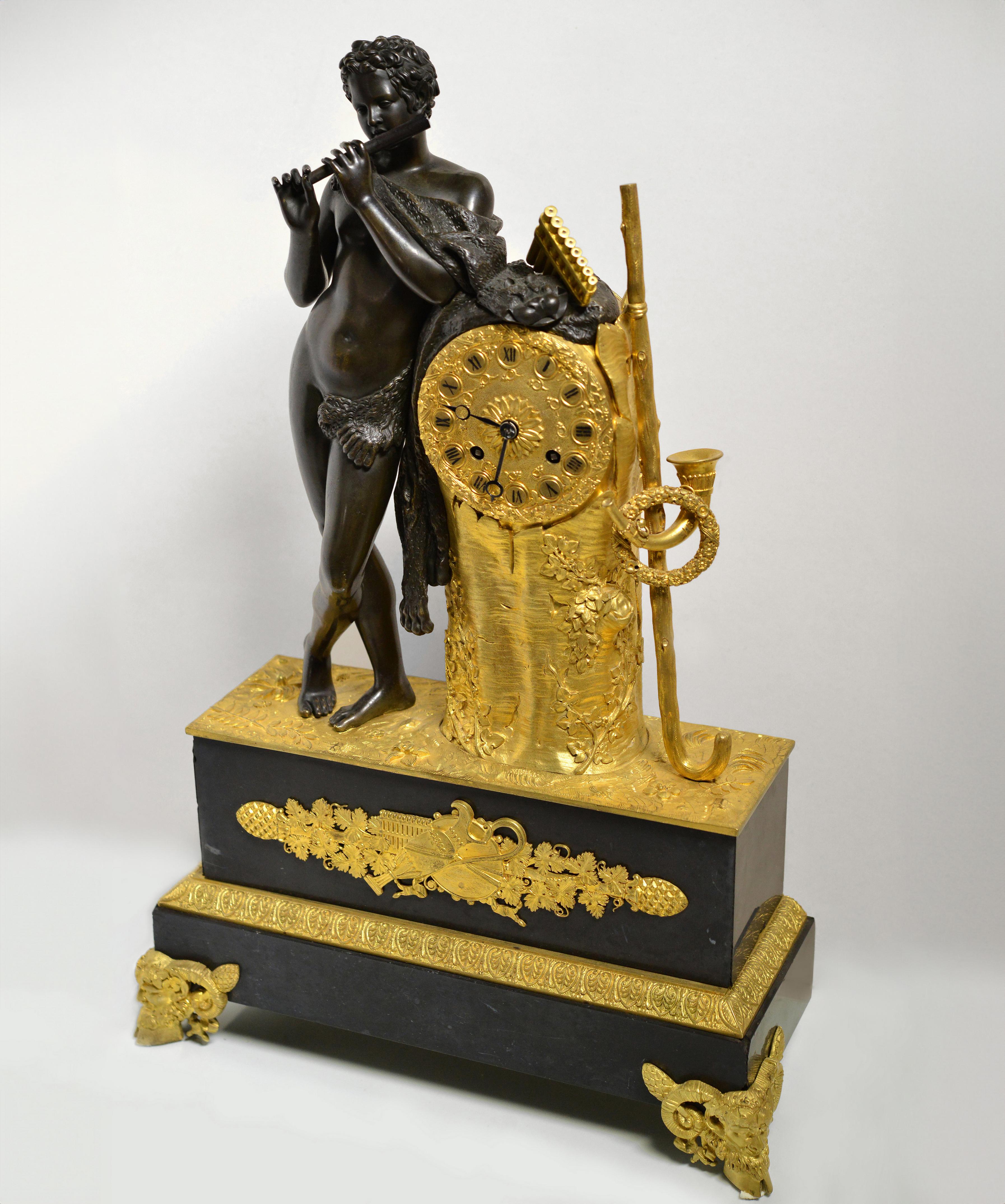 Embossé LaGarde Antiquité française Pendule de cheminée en bronze patiné et doré Berger jouant de la flûte en vente