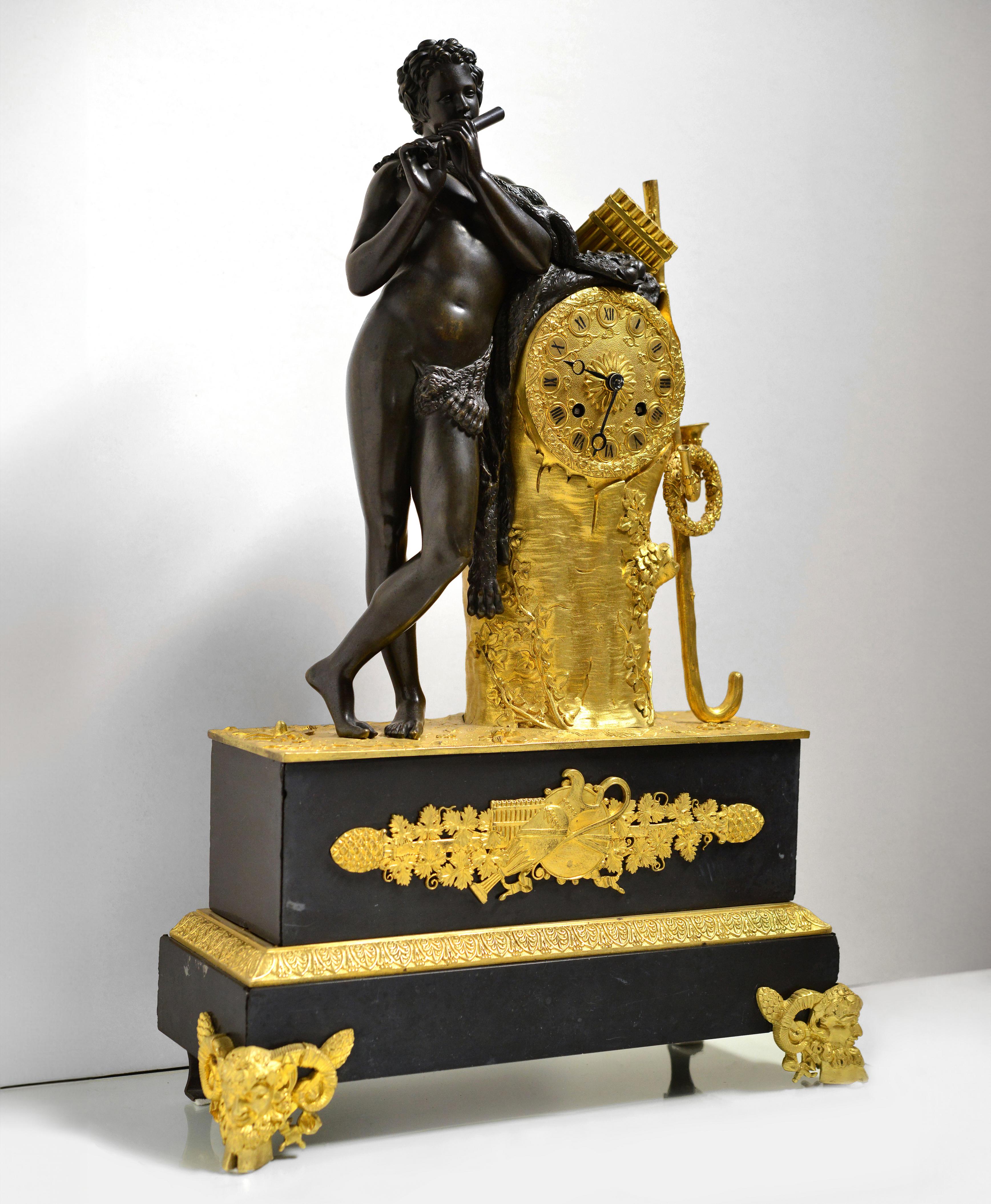 Charles X LaGarde Antiquité française Pendule de cheminée en bronze patiné et doré Berger jouant de la flûte en vente