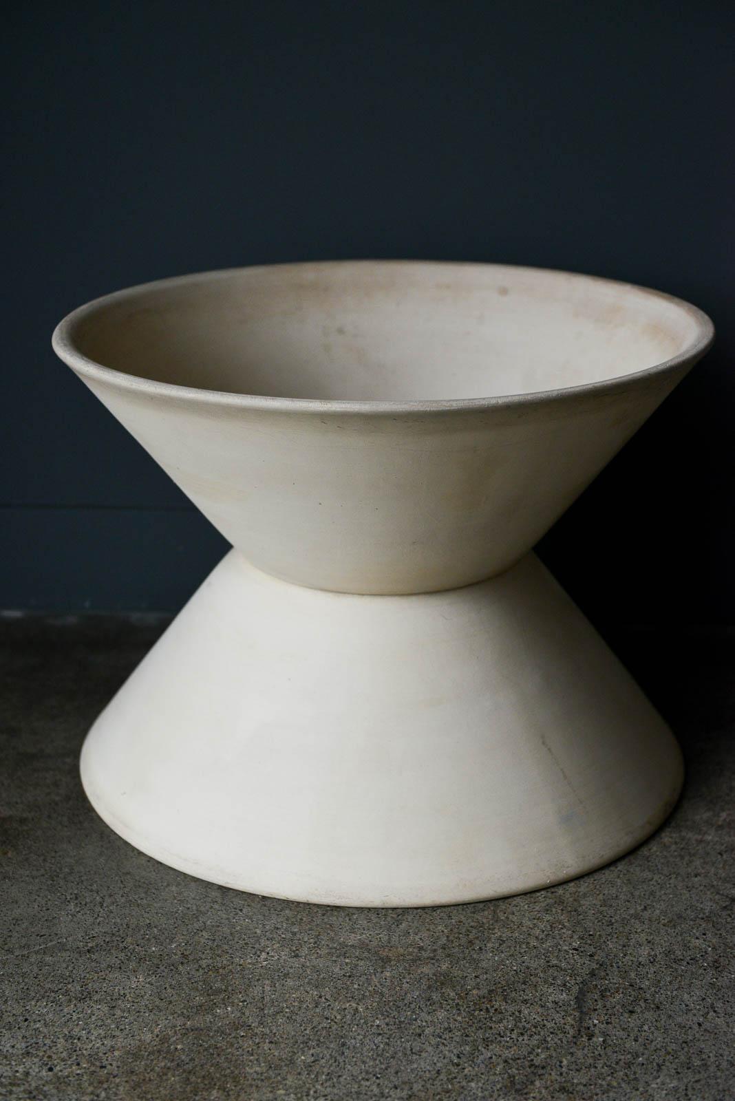 Lagardo Tacket for Architectural Pottery T-103 bisque double wok, circa 1955. Original fired bisque (unglazed) finish in good vintage condition with only a slight imperfection on the lip and a firing crack on the underside as shown, otherwise very