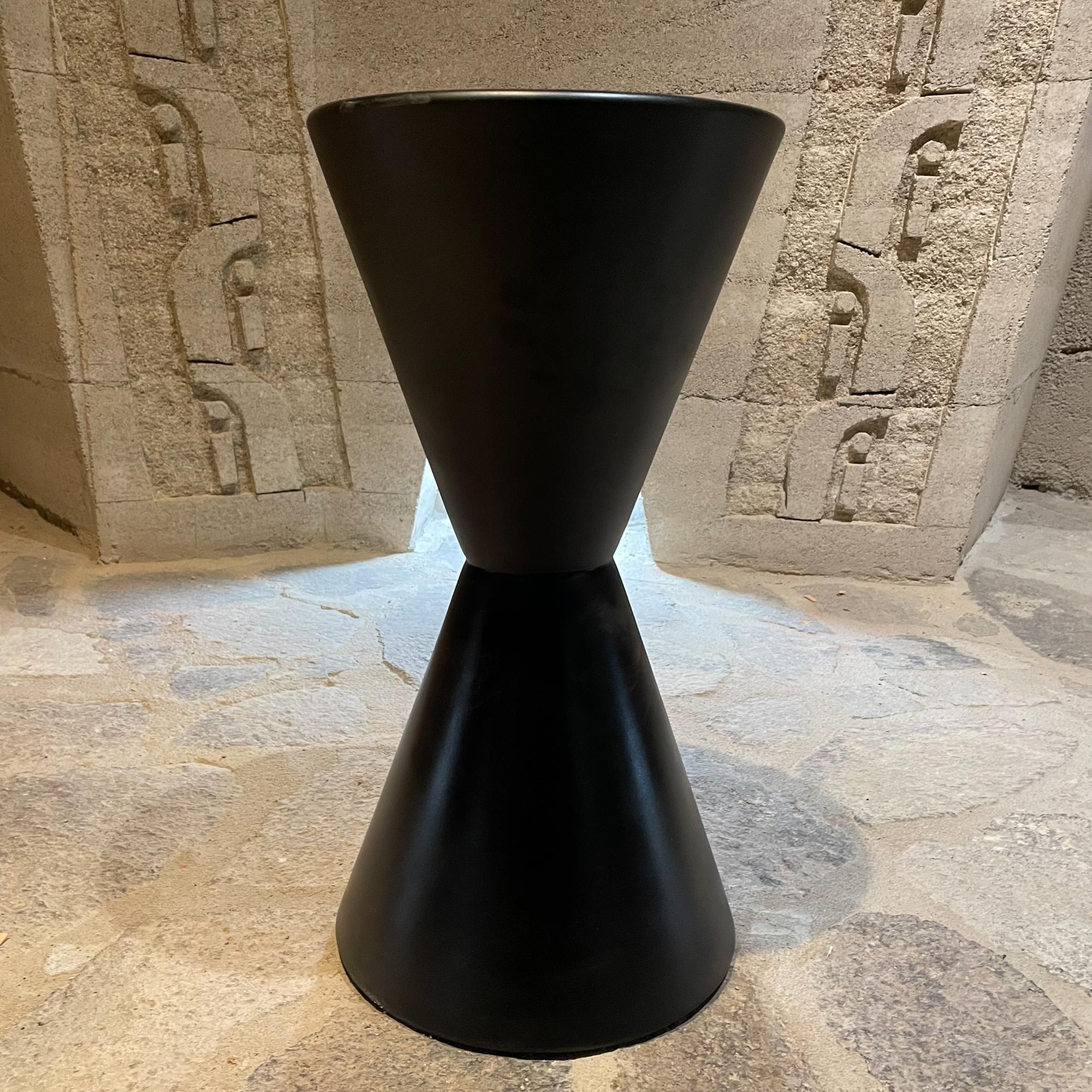 Mid-Century Modern Lagardo Tackett Architectural Pottery Black Double Cone Planter Calif des années 1960 en vente